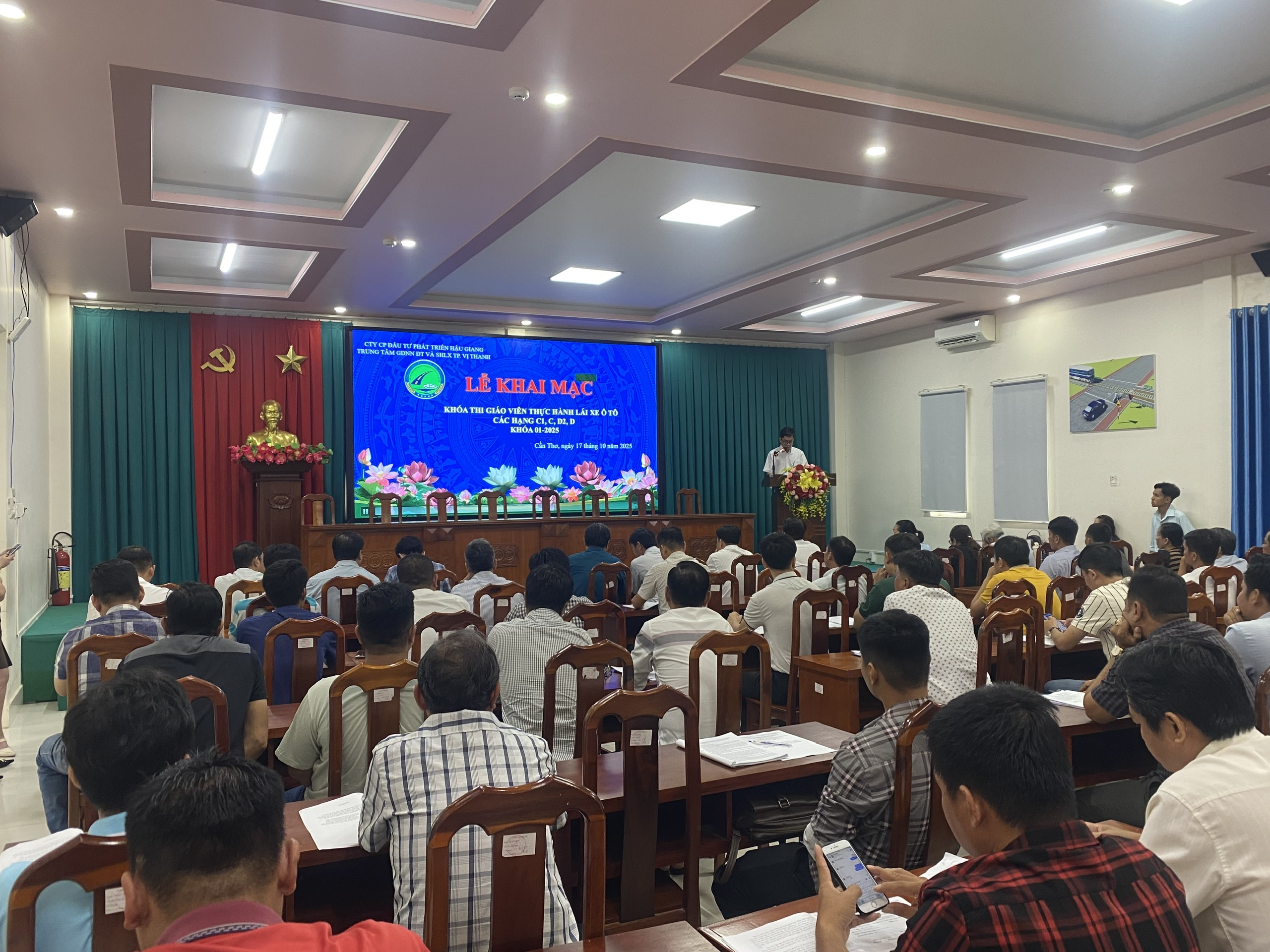 LỄ KHAI MẠC KHOÁ THI GIÁO VIÊN THỰC HÀNH LÁI XE Ô TÔ CÁC HẠNG C1,C,D2,D KHOÁ 01-2025 1 z7126974875098 28d41463bd15ecb3dd0961fccea8888b LỄ KHAI MẠC KHOÁ THI GIÁO VIÊN THỰC HÀNH LÁI XE Ô TÔ CÁC HẠNG C1,C,D2,D KHOÁ 01-2025