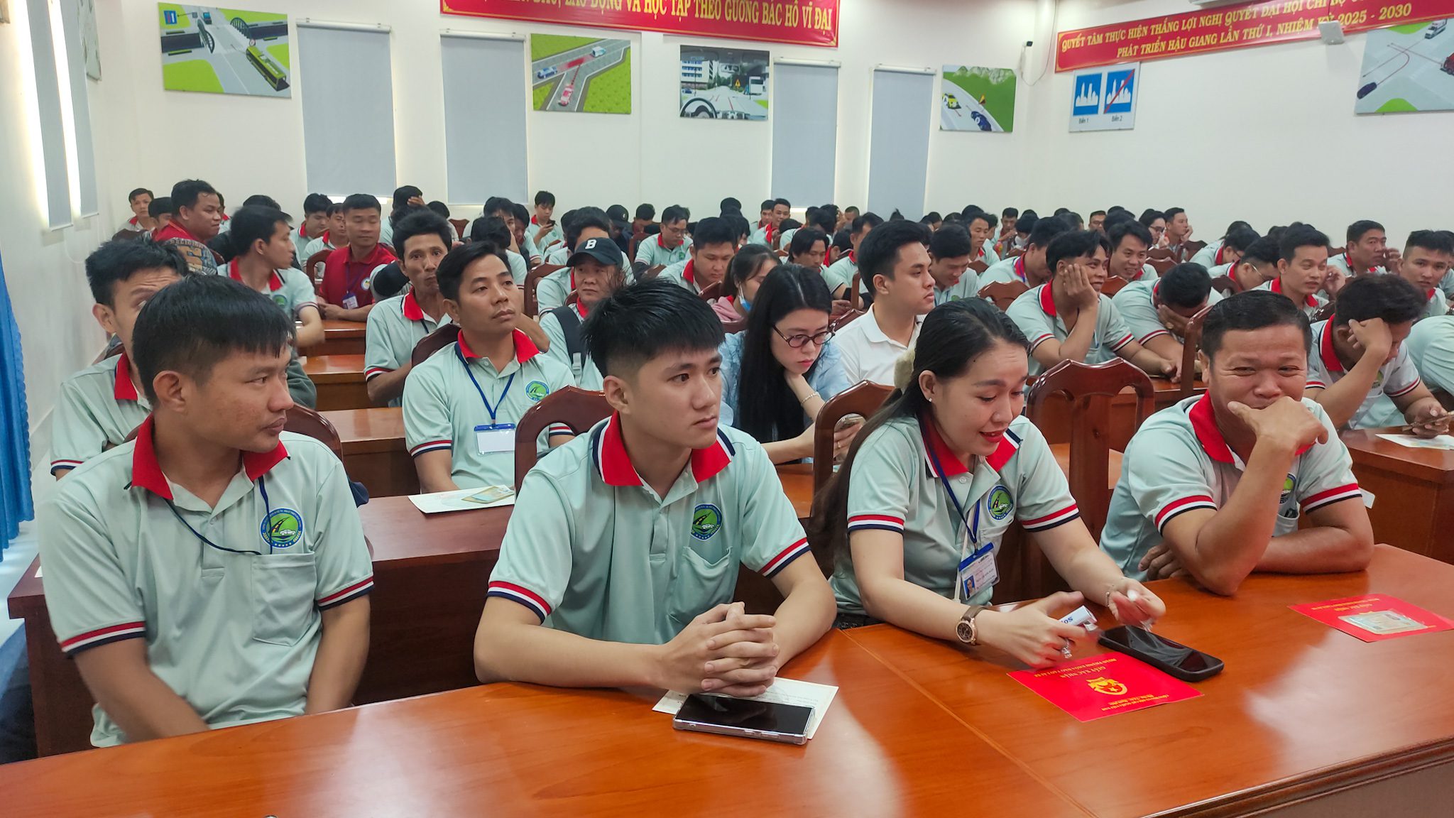 Hình ảnh học viên tập trung tại hội trường Trung tâm đào tạo và sát hạch lái xe Thành phố Vị Thanh