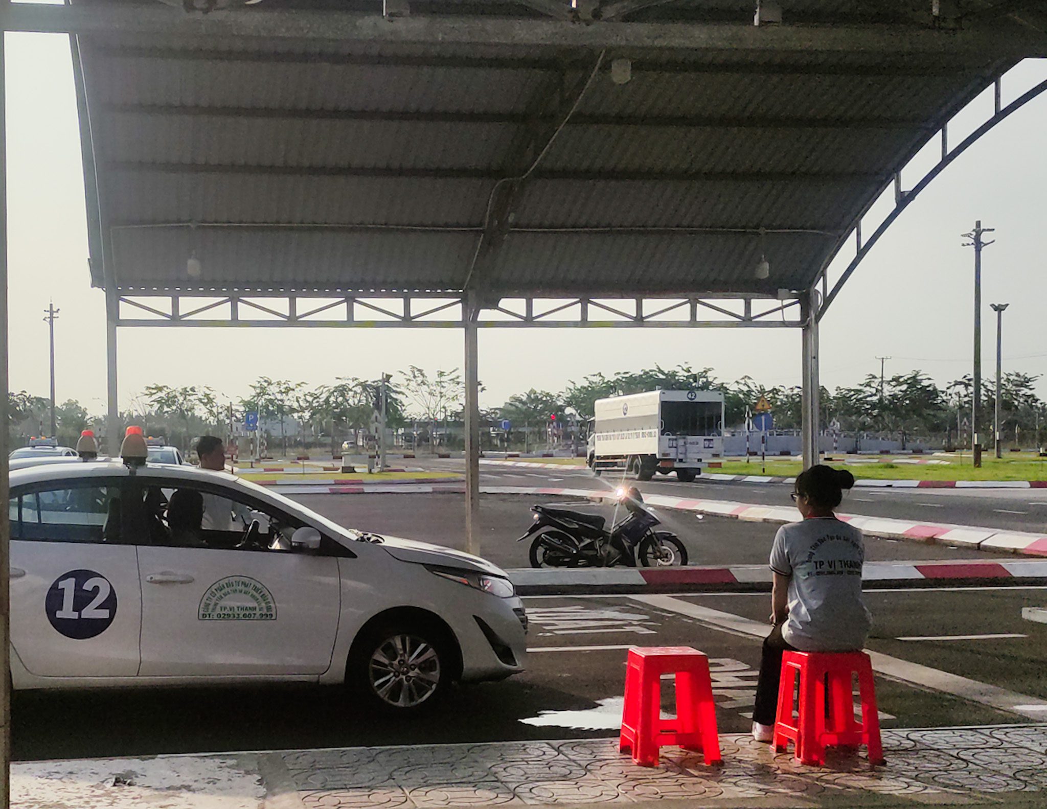 Khu vực chờ lên xe sát hạch sau khi bốc số xe ngẫu nhiên