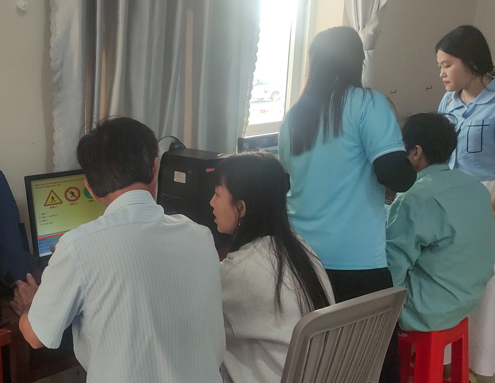 Hình ảnh giáo viên ôn lại lý thuyết cho học viên tại sảnh chờ