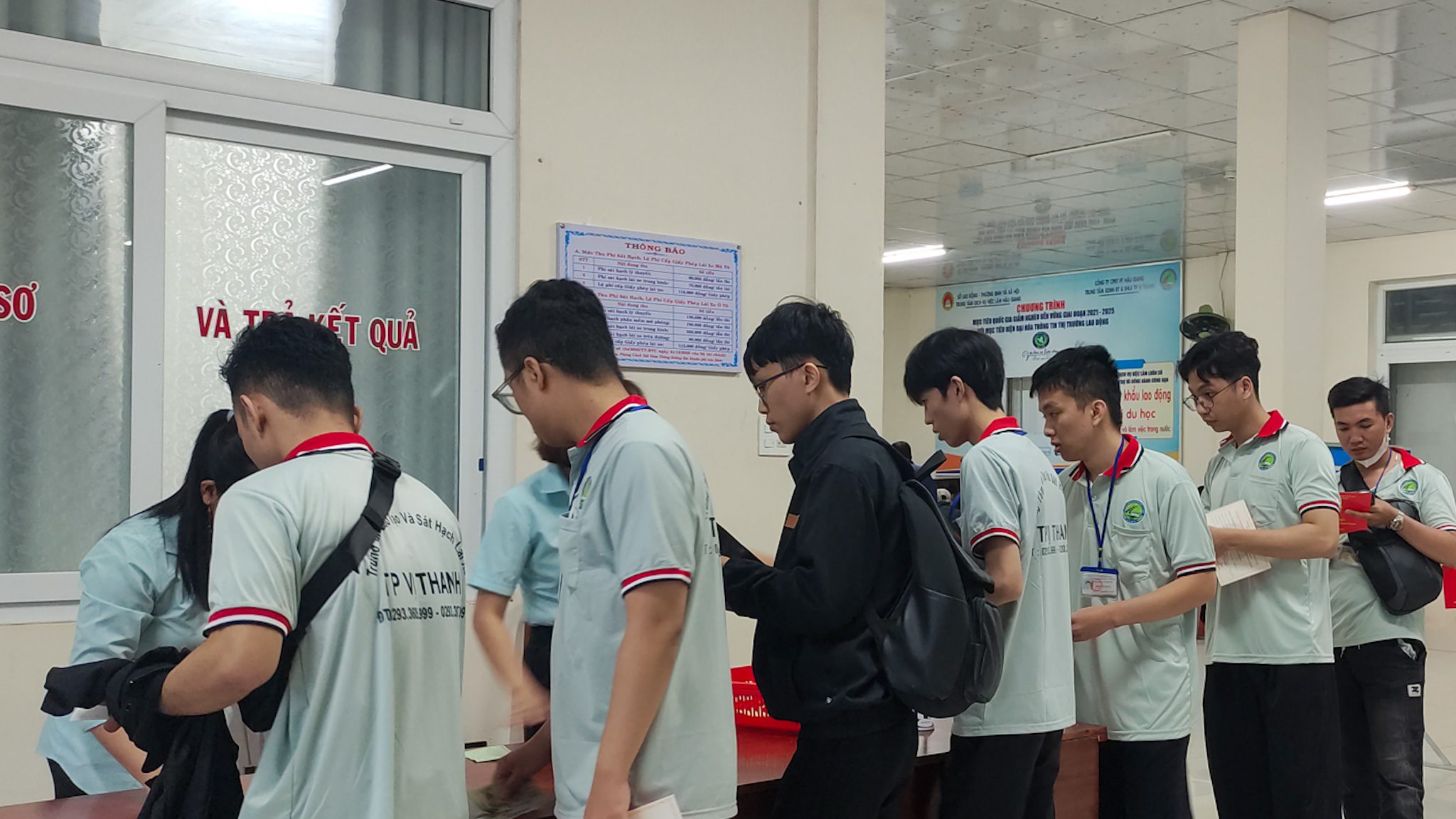 Hình ảnh học viên đóng lệ phí sát hạch lái xe