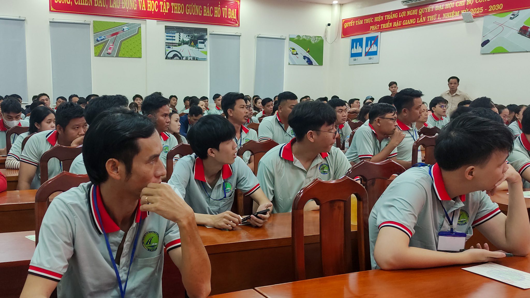 Hình ảnh học viên tại hội trường Trung tâm đào tạo và sát hạch lái xe Thành phố Vị Thanh