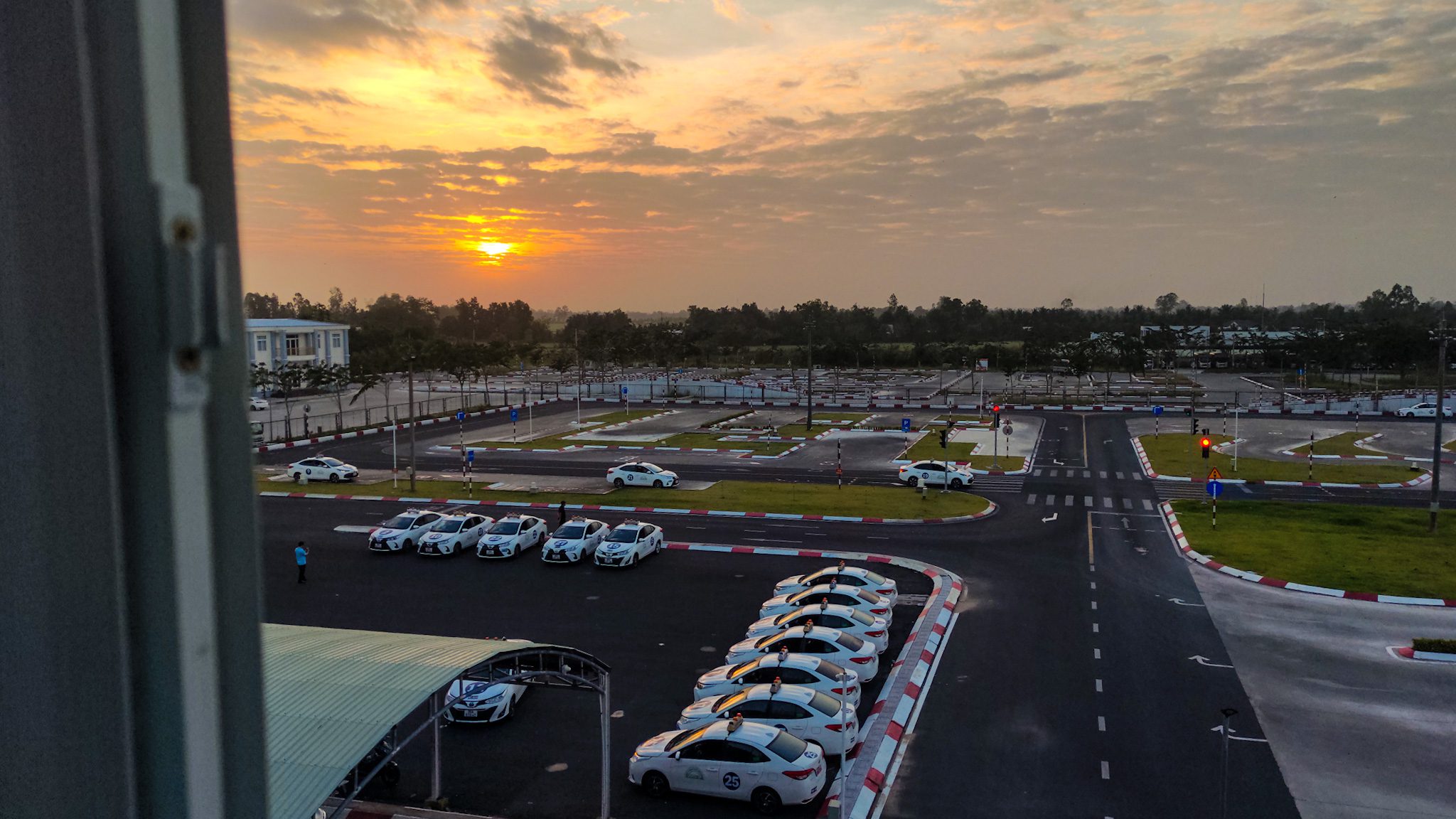 Hình ảnh sáng sớm tại sân sát hạch Trung tâm đào tạo và sát hạch lái xe Thành phố Vị Thanh