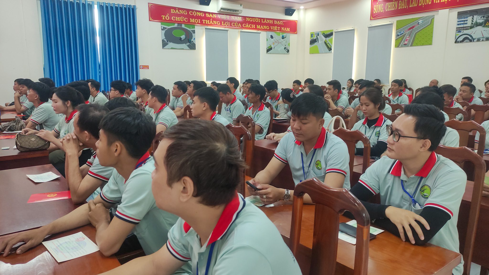 Hình ảnh học viên tập trung tại hội trường Trung tâm đào tạo và sát hạch lái xe Thành phố Vị Thanh