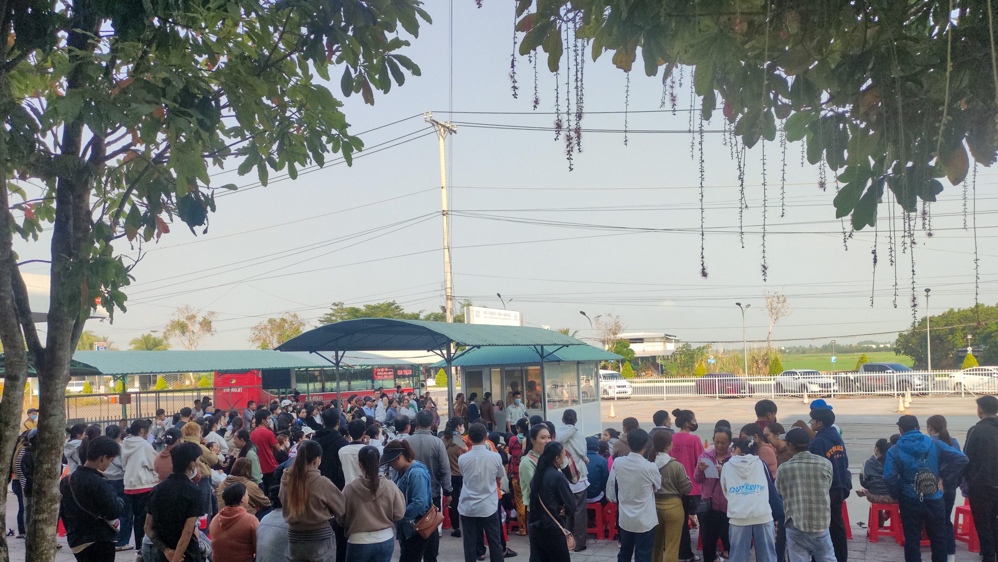 Hình ảnh học viên tập trung nhộn nhịp tại sân thi xe máy hạng A1