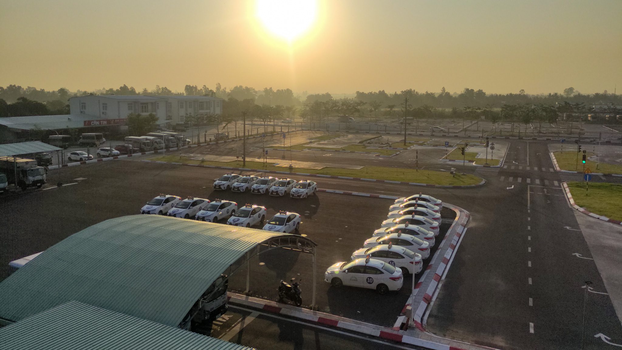 Hình ảnh sân sát hạch trong không khí sáng sớm tại Trung tâm đào tạo và sát hạch lái xe Thành phố Vị Thanh