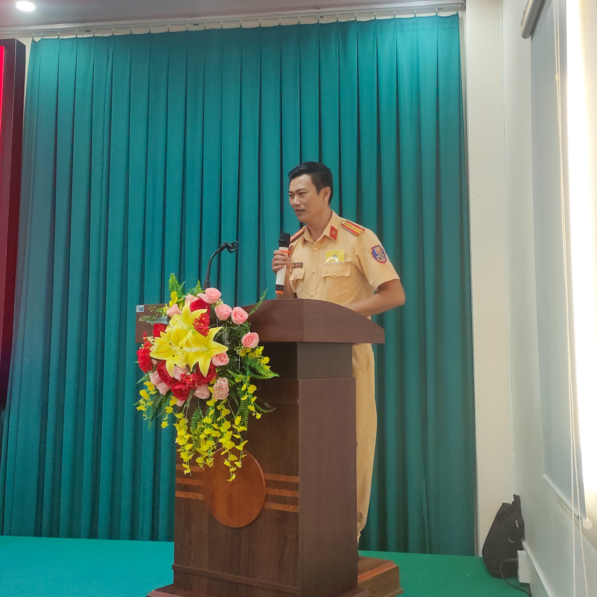 Hình ảnh sát hạch viên phổ biến quy chế sát hạch cho học viên