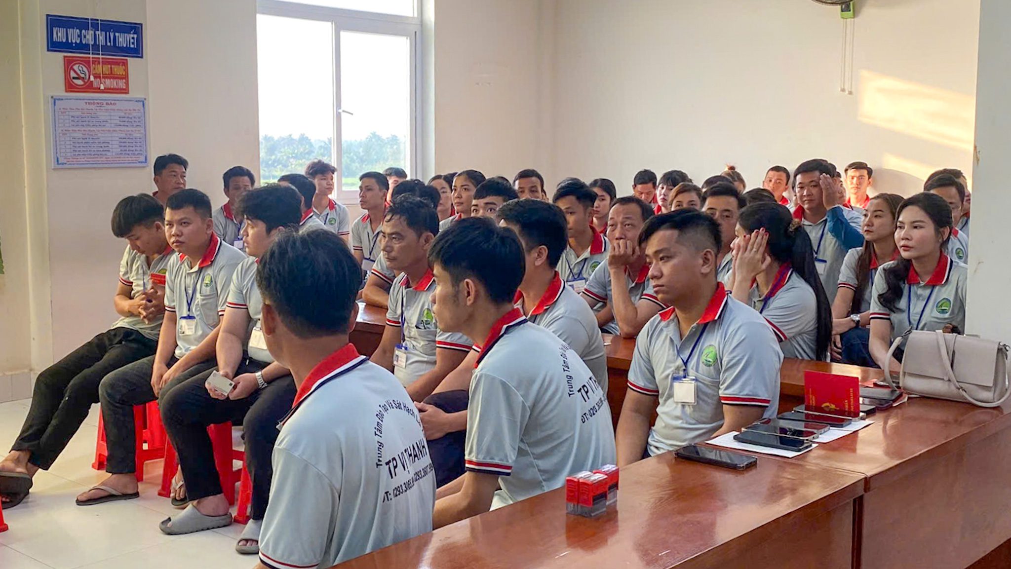 Hình ảnh học viên tại sảnh chờ thi Lý Thuyết và Mô Phỏng