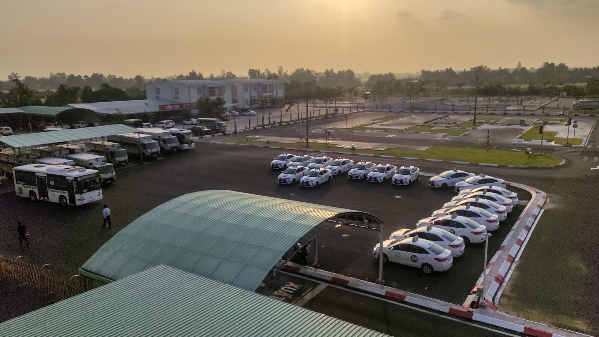 Hình ảnh sân sát hạch trong không khí sáng sớm tại Trung tâm đào tạo và sát hạch lái xe Thành phố Vị Thanh