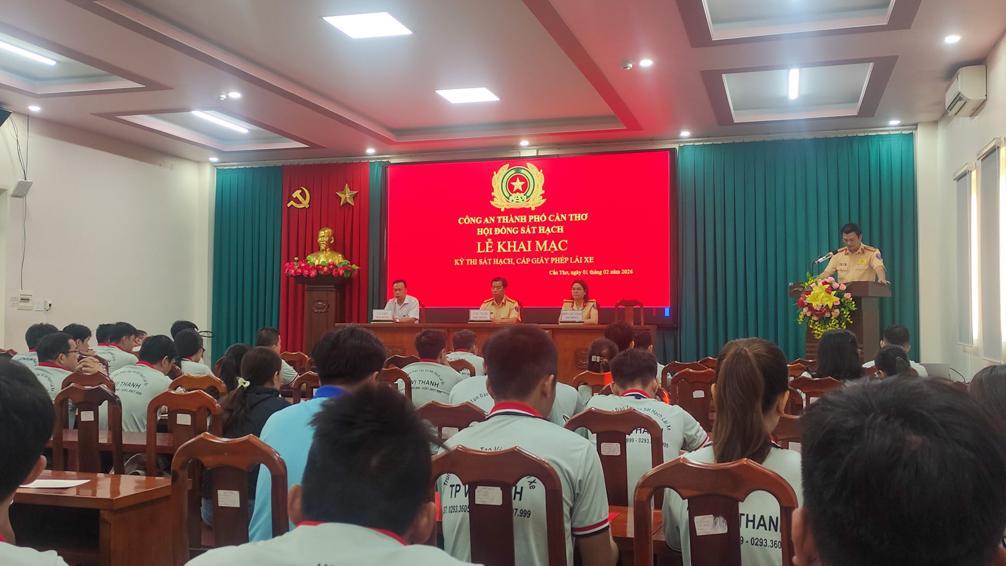 Hình ảnh lễ khai mạc tại hội trường Trung tâm đào tạo và sát hạch lái xe Thành phố Vị Thanh