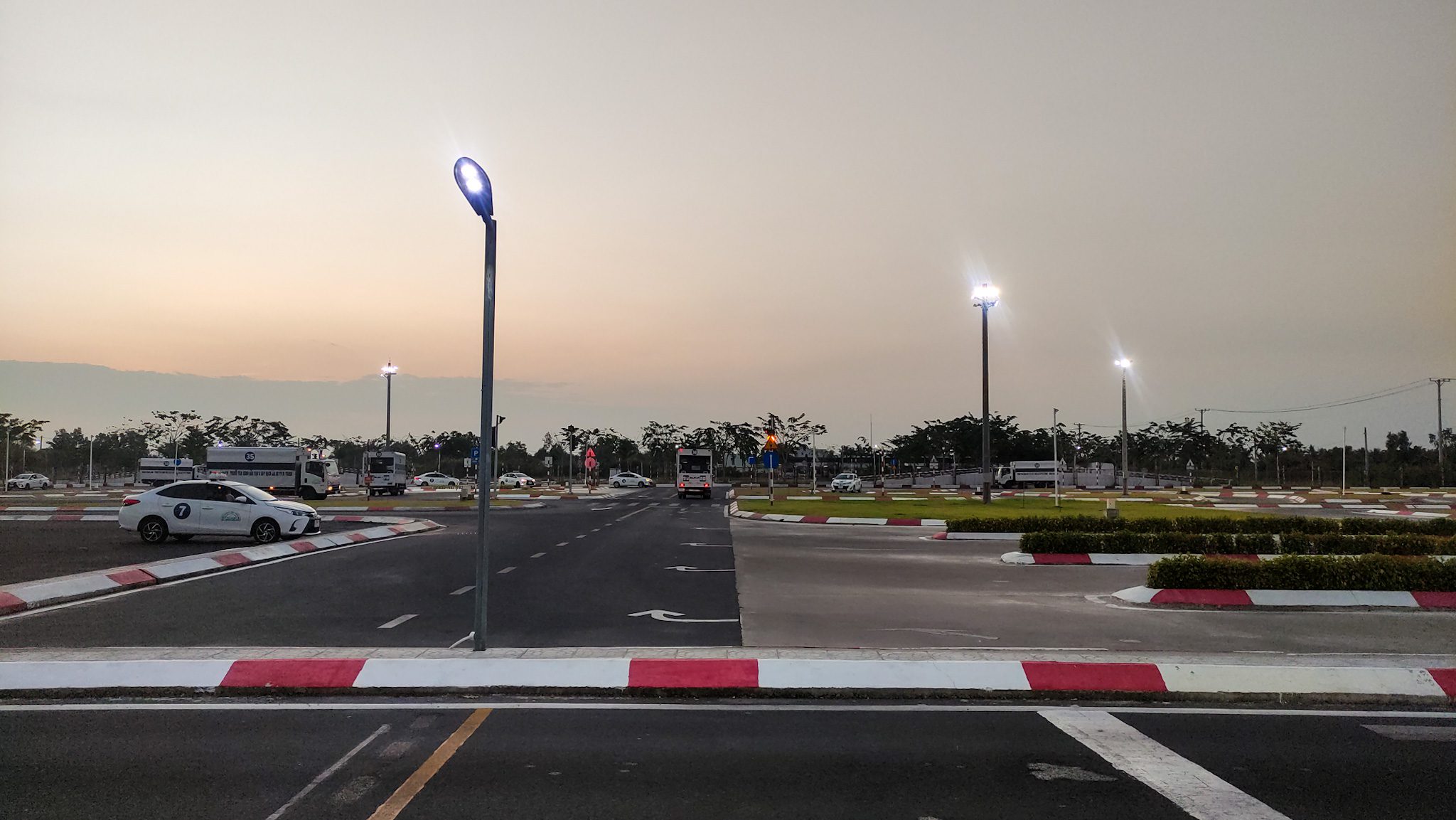 Hình ảnh không khí sân sát hạch buổi sáng tại Trung tâm sát hạch đào tạo và sát hạch lái xe Thành phố Vị Thanh