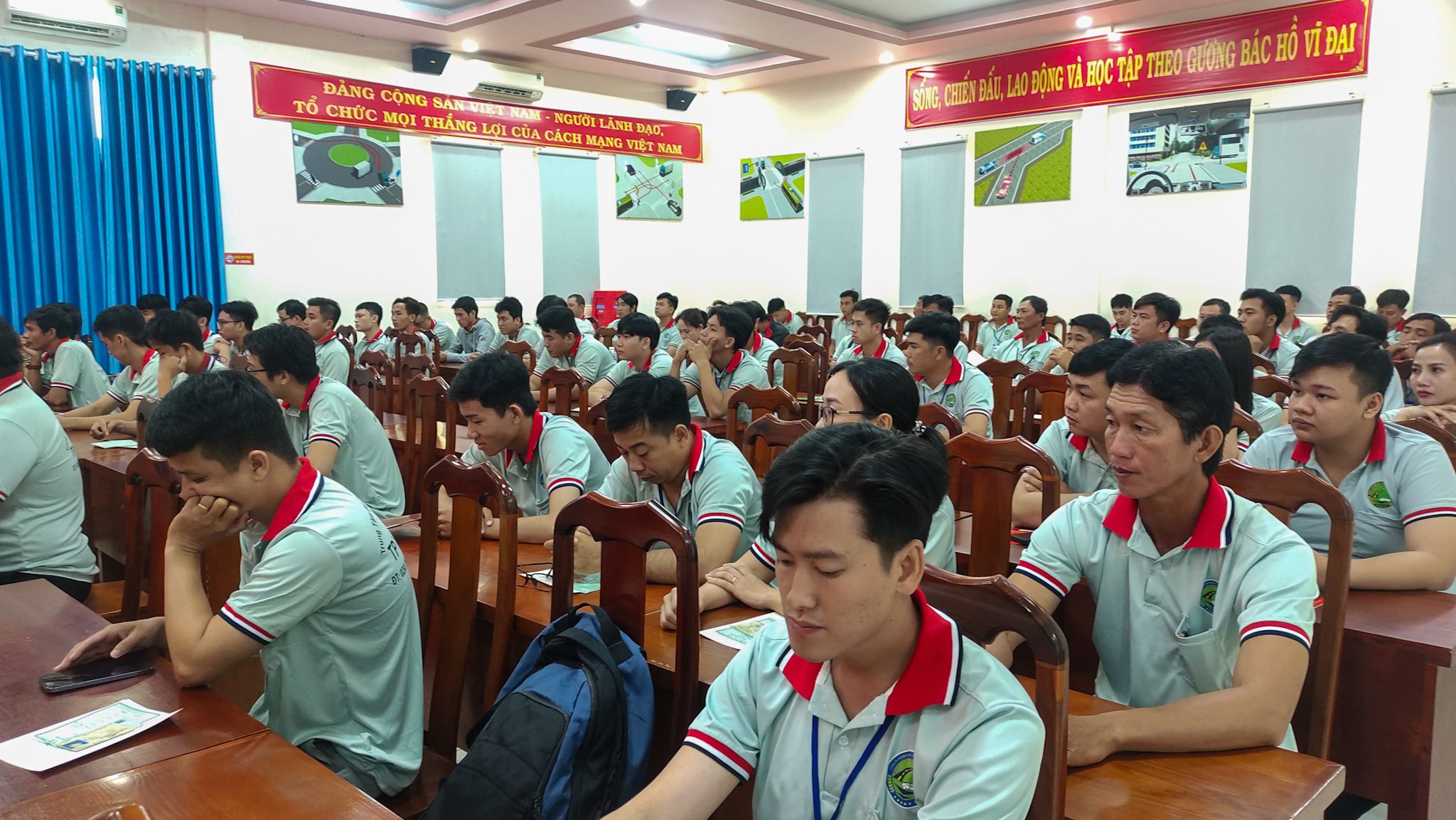 Hình ảnh học viên tập trung tại hội trường Trung tâm đào tạo và sát hạch lái xe Thành phố Vị Thanh