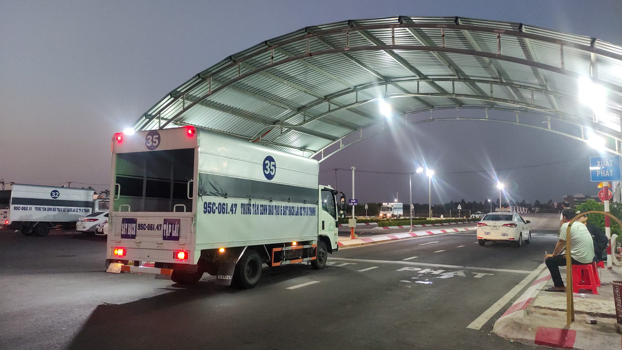 Hình ảnh học viên ôn tập lại phần thi sa hình sớm trước ngày mới