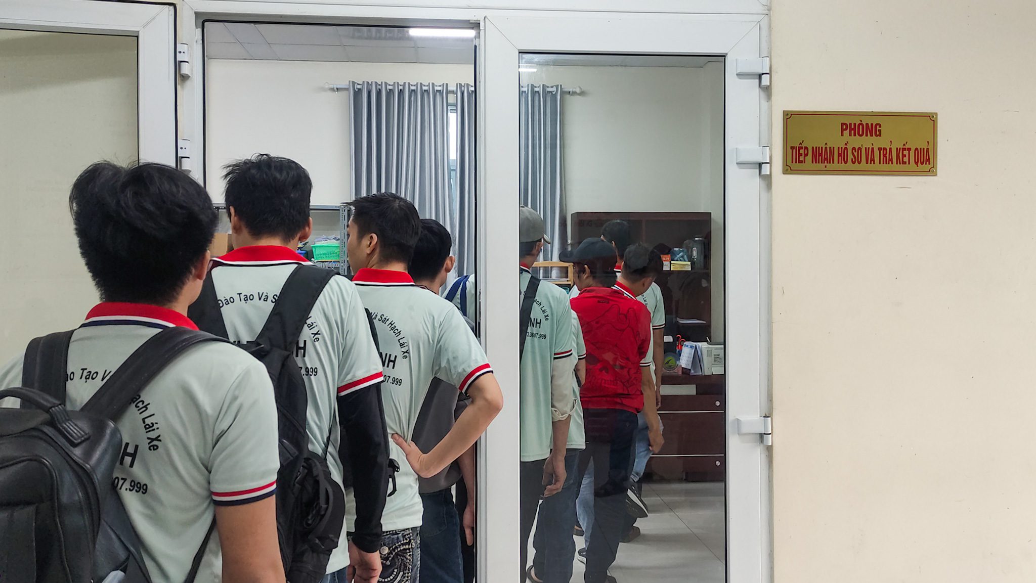 Hình ảnh học viên nhận chứng chỉ tốt nghiệp