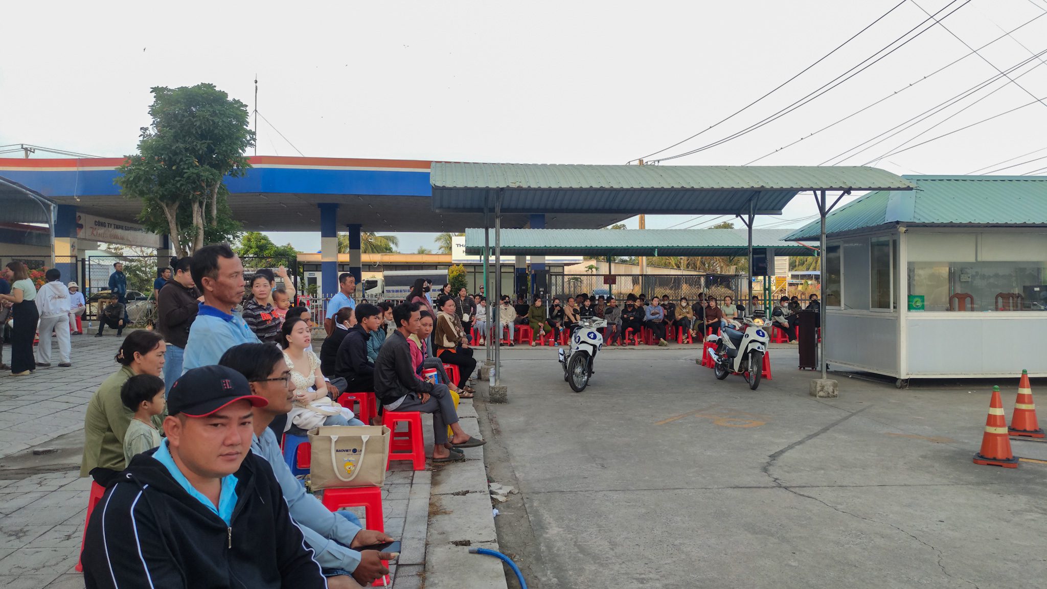 Hình ảnh học viên tập trung tại sân A1 tại Trung tâm đào tạo và sát hạch lái xe Thành phố Vị Thanh