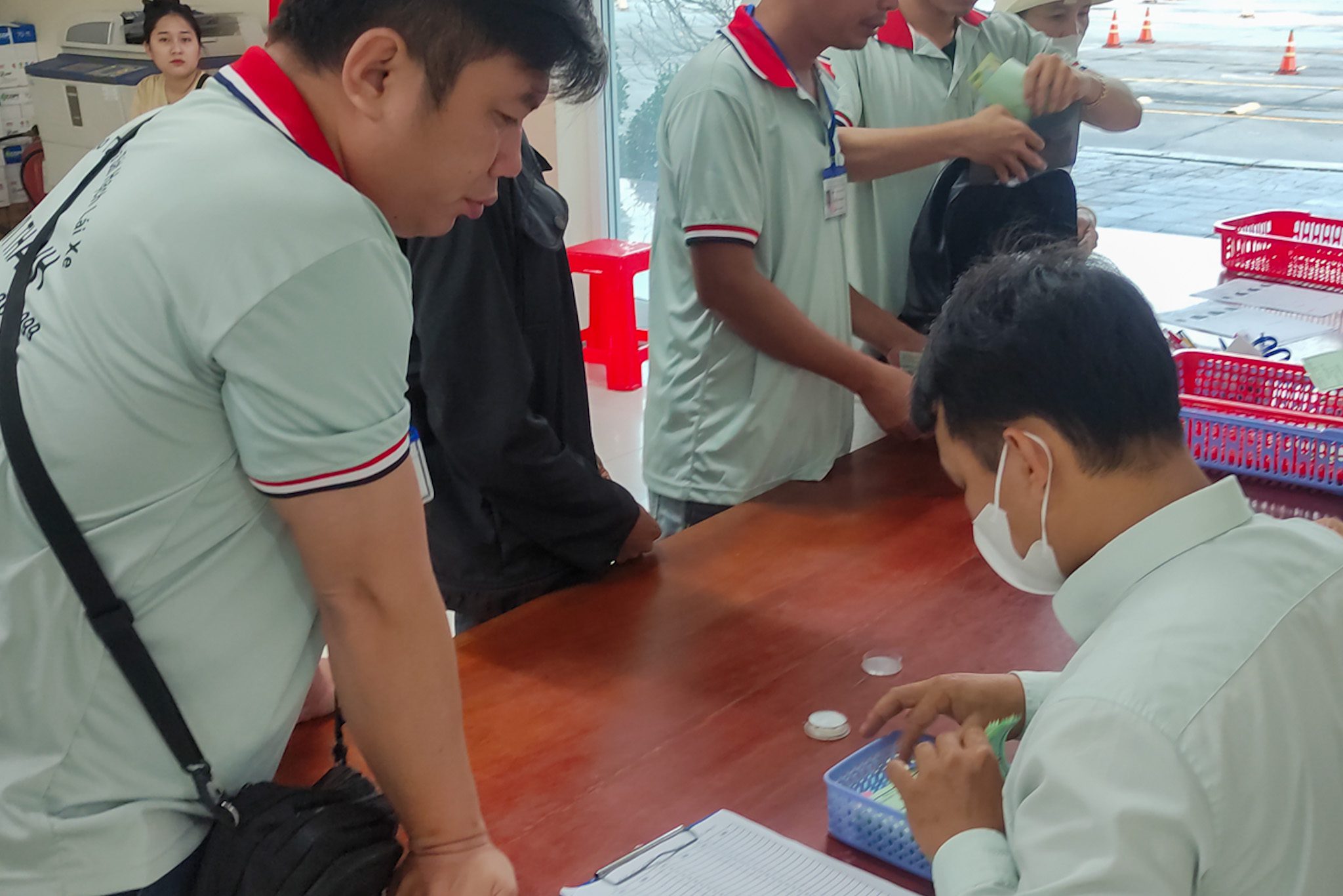 Hình ảnh học viên đóng lệ phí sát hạch lái xe