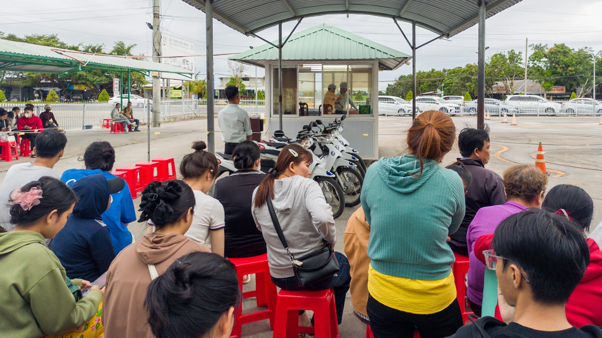 SÁT HẠCH LÁI XE 11/02/2026 TẠI TRUNG TÂM ĐÀO TẠO & SÁT HẠCH LÁI XE THÀNH PHỐ VỊ THANH 10 Hình ảnh học viên tập trung tại sân thi xe máy hạng A1