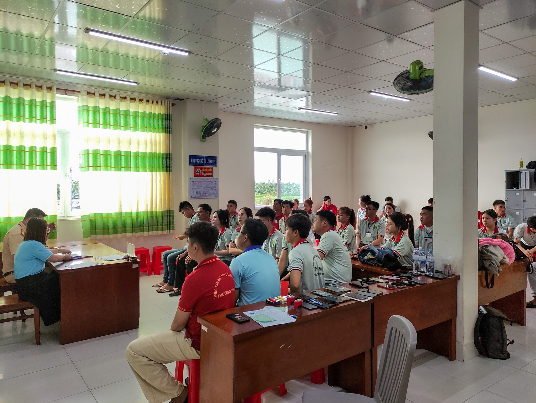 SÁT HẠCH LÁI XE 11/02/2026 TẠI TRUNG TÂM ĐÀO TẠO & SÁT HẠCH LÁI XE THÀNH PHỐ VỊ THANH 6 Hình ảnh học viên tập trung tại sảnh chờ phần thi lý thuyết và mô phỏng