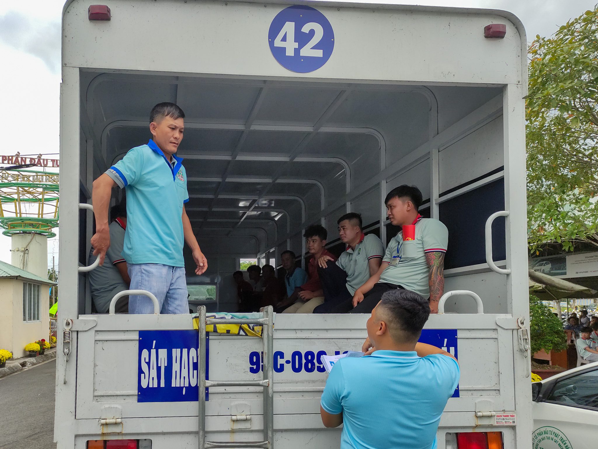 SÁT HẠCH LÁI XE 11/02/2026 TẠI TRUNG TÂM ĐÀO TẠO & SÁT HẠCH LÁI XE THÀNH PHỐ VỊ THANH 8 Hình ảnh học viên tập trung trên xe cho phần thi đường trường