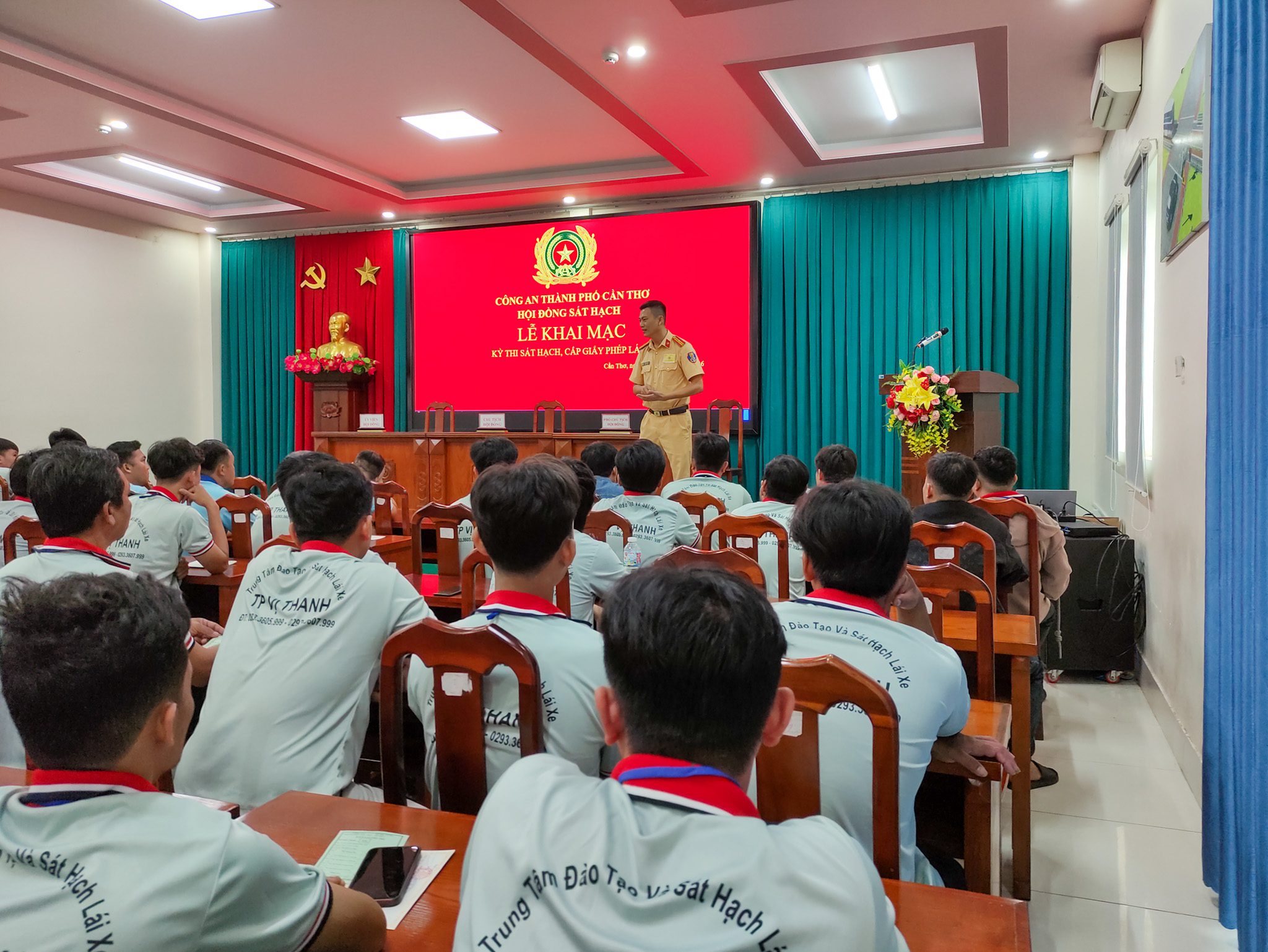 SÁT HẠCH LÁI XE 11/02/2026 TẠI TRUNG TÂM ĐÀO TẠO & SÁT HẠCH LÁI XE THÀNH PHỐ VỊ THANH 5 Hình ảnh sát hạch viên phổ biến và nhắc nhở những lưu ý trong quá trình thi sát hạch