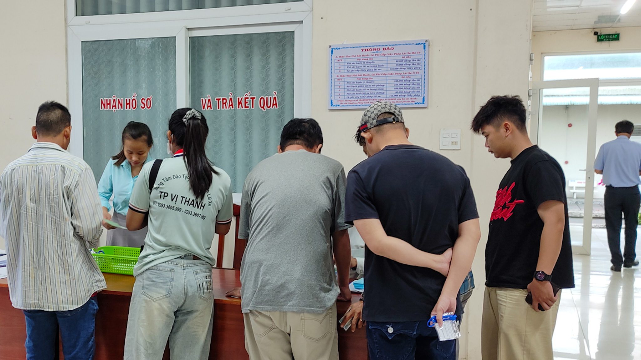 SÁT HẠCH LÁI XE 11/02/2026 TẠI TRUNG TÂM ĐÀO TẠO & SÁT HẠCH LÁI XE THÀNH PHỐ VỊ THANH 2 Hình ảnh học viên đóng lệ phí thi sát hạch