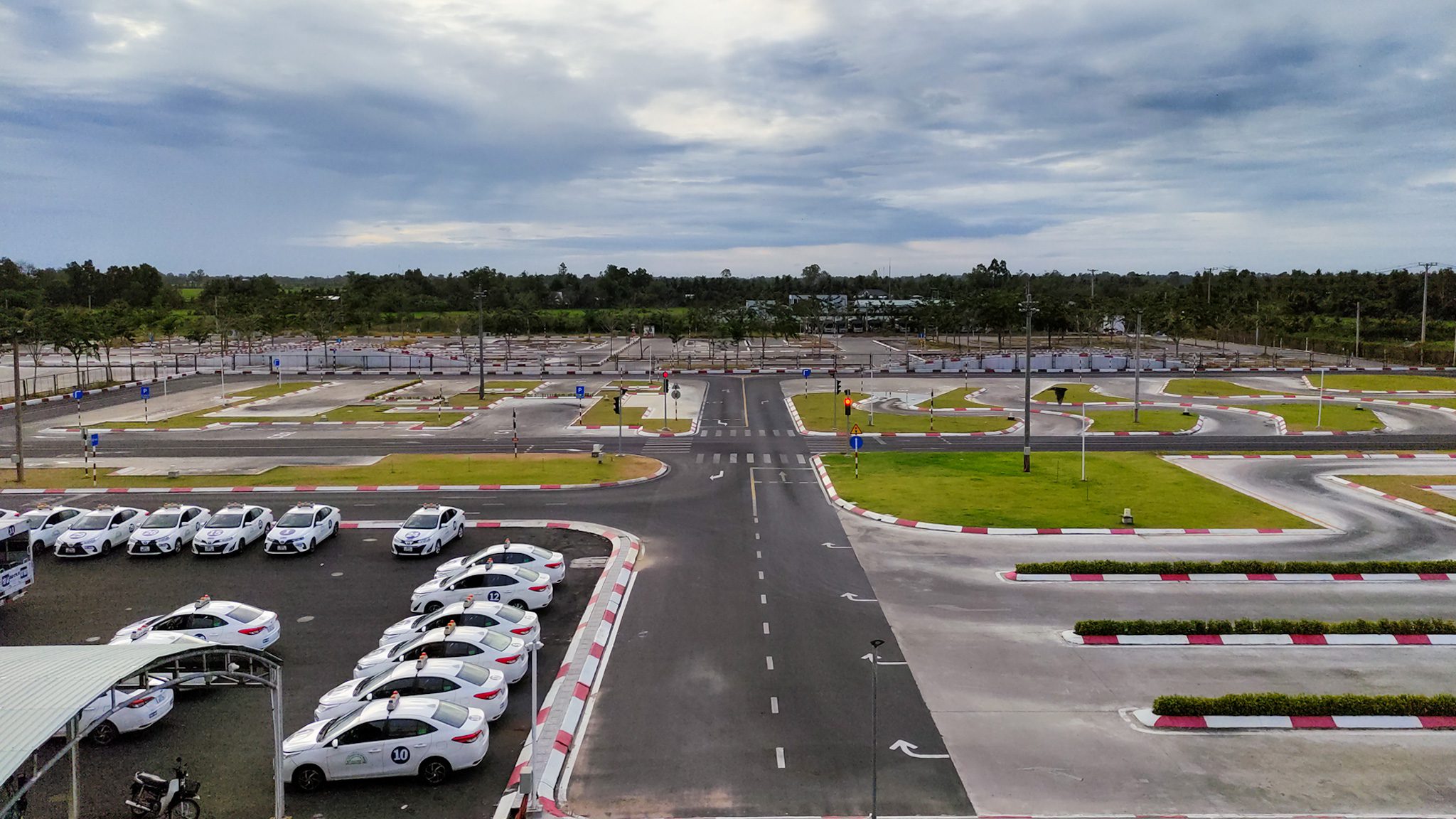 SÁT HẠCH LÁI XE 11/02/2026 TẠI TRUNG TÂM ĐÀO TẠO & SÁT HẠCH LÁI XE THÀNH PHỐ VỊ THANH 1 Hình ảnh sân sát hạch tại Trung tâm đào tạo và sát hạch lái xe Thành phố Vị Thanh