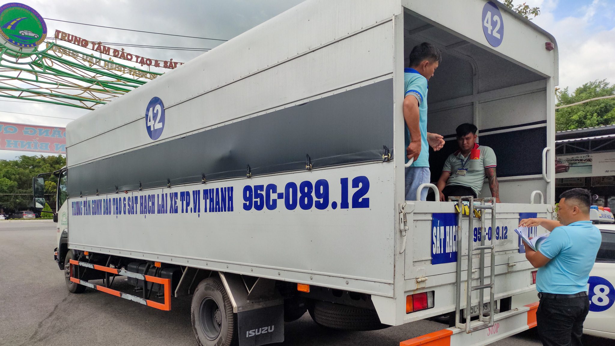 SÁT HẠCH LÁI XE 11/02/2026 TẠI TRUNG TÂM ĐÀO TẠO & SÁT HẠCH LÁI XE THÀNH PHỐ VỊ THANH 9 Hình ảnh xe hạng C trước phần thi sát hạch đường trường