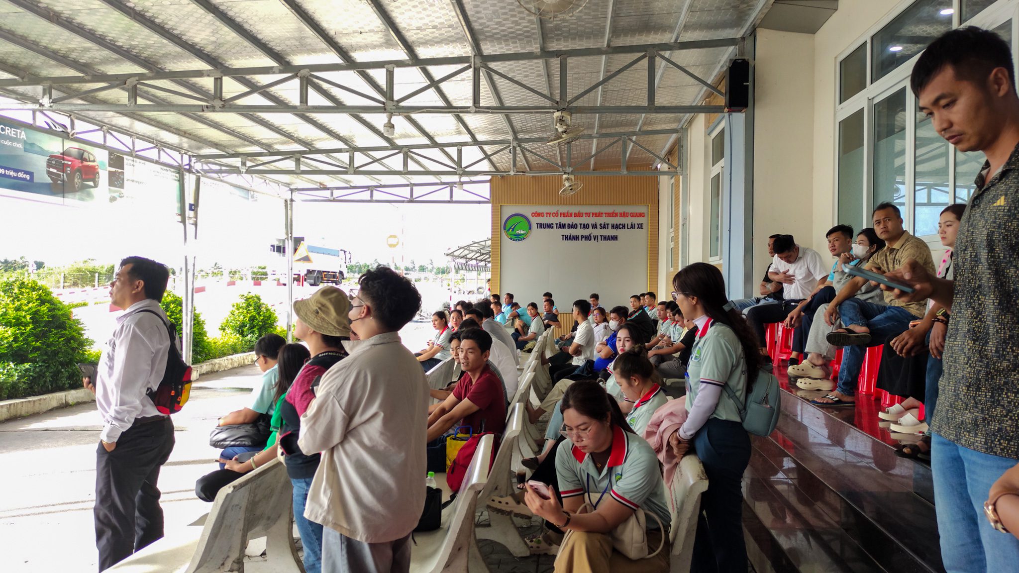 SÁT HẠCH LÁI XE 11/02/2026 TẠI TRUNG TÂM ĐÀO TẠO & SÁT HẠCH LÁI XE THÀNH PHỐ VỊ THANH 7 Hình ảnh học viên tập trung tại sảnh chờ phần thi sa hình
