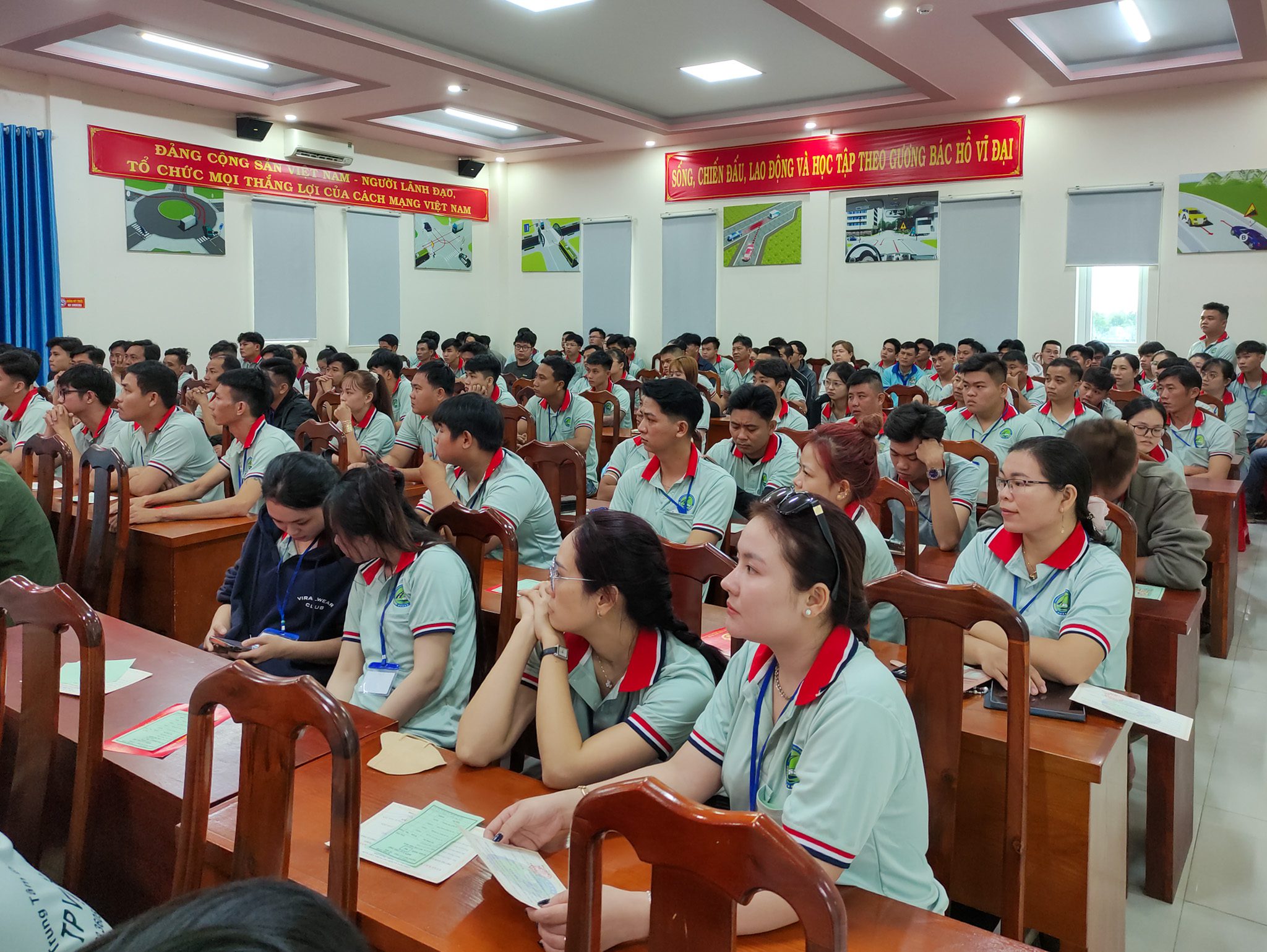 SÁT HẠCH LÁI XE 11/02/2026 TẠI TRUNG TÂM ĐÀO TẠO & SÁT HẠCH LÁI XE THÀNH PHỐ VỊ THANH 3 Hình ảnh học viên tập trung tại hội trường Trung tâm đào tạo và sát hạch lái xe Thành phố Vị Thanh