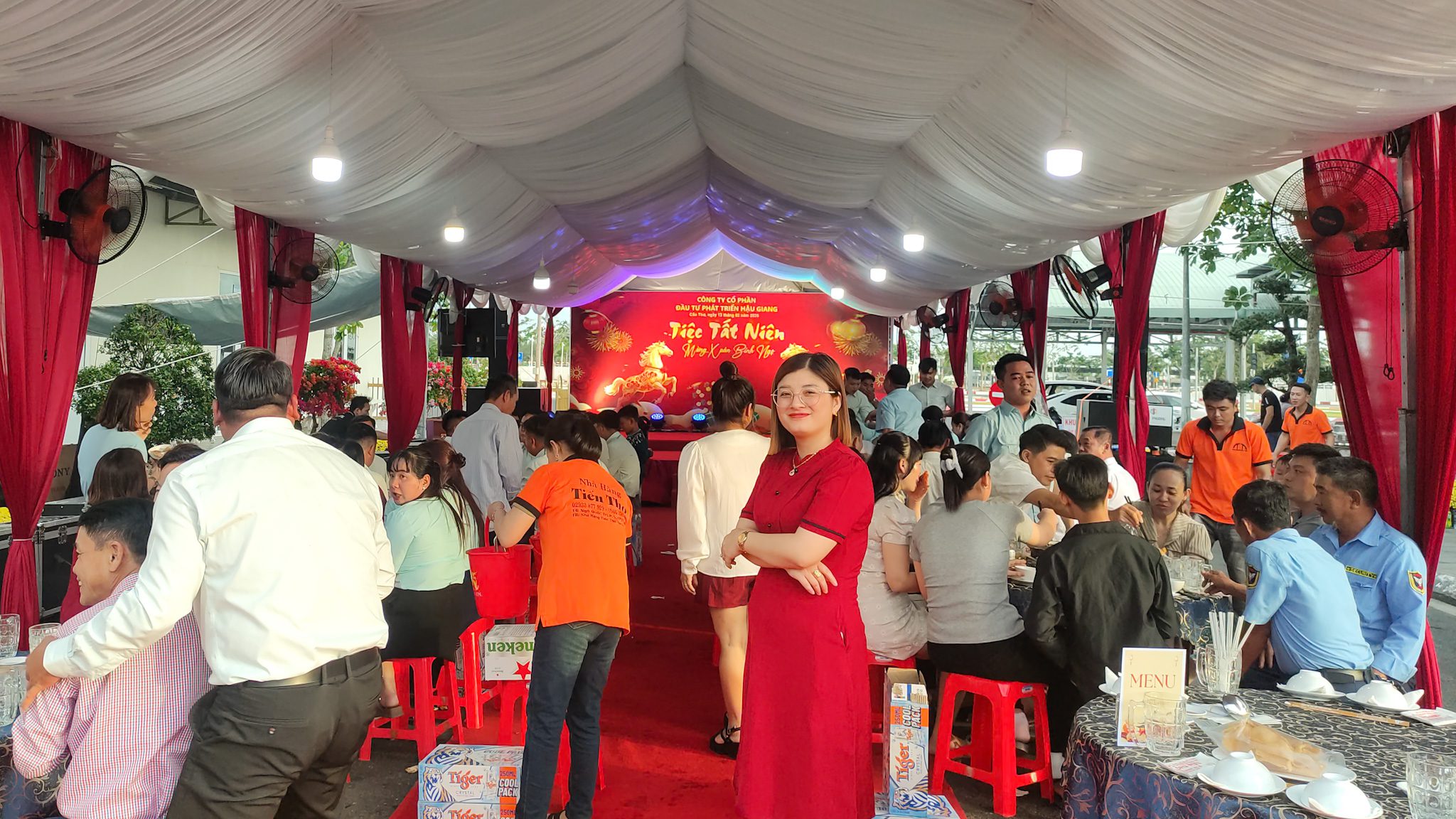 LỄ TỔNG KẾT NĂM 2025 - ĐỊNH HƯỚNG VÀ PHÁT TRIỂN NĂM 2026 11 Hình ảnh với sự góp mặt của các cán bộ nhân viên trung tâm tham dự buổi tiệc