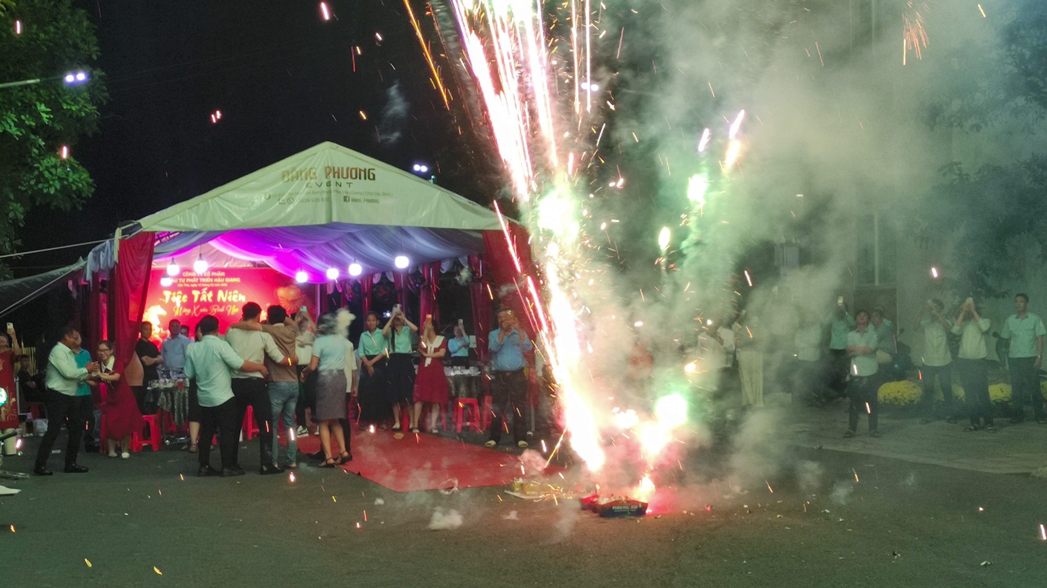 LỄ TỔNG KẾT NĂM 2025 - ĐỊNH HƯỚNG VÀ PHÁT TRIỂN NĂM 2026 13 Hình ảnh màn bắn pháo hoa trong bữa tiệc tất niên