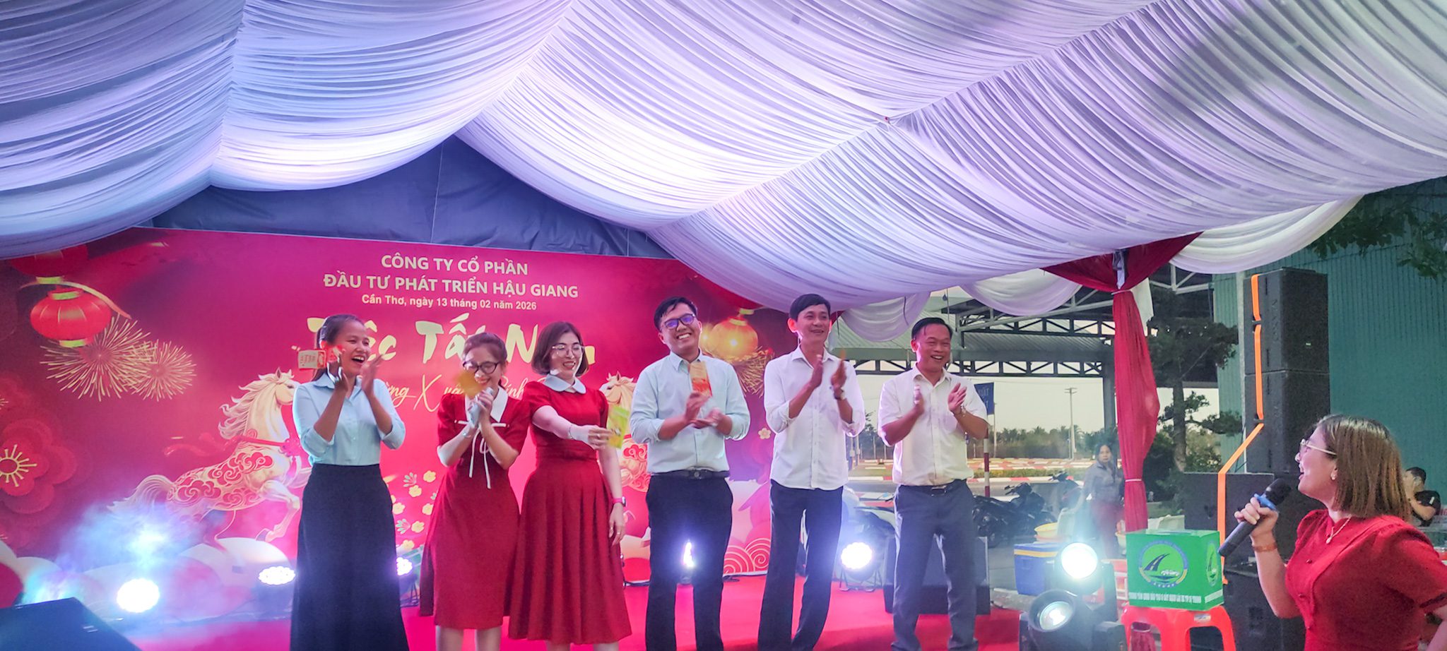 LỄ TỔNG KẾT NĂM 2025 - ĐỊNH HƯỚNG VÀ PHÁT TRIỂN NĂM 2026 12 Hình ảnh nhận thưởng trò chơi bốc thăm trúng thưởng