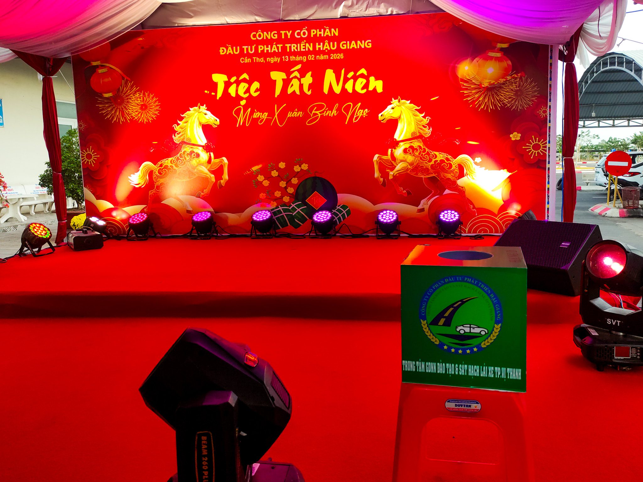 LỄ TỔNG KẾT NĂM 2025 - ĐỊNH HƯỚNG VÀ PHÁT TRIỂN NĂM 2026 10 Hình ảnh sân khấu buổi tiệc tất niên năm 2025