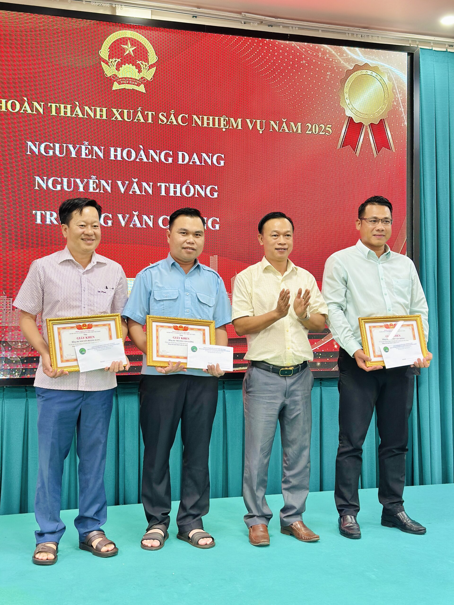 LỄ TỔNG KẾT NĂM 2025 - ĐỊNH HƯỚNG VÀ PHÁT TRIỂN NĂM 2026 2 Hình ảnh khen thưởng các Đảng viên hoàn thành xuất sắc nhiệm vụ năm 2025