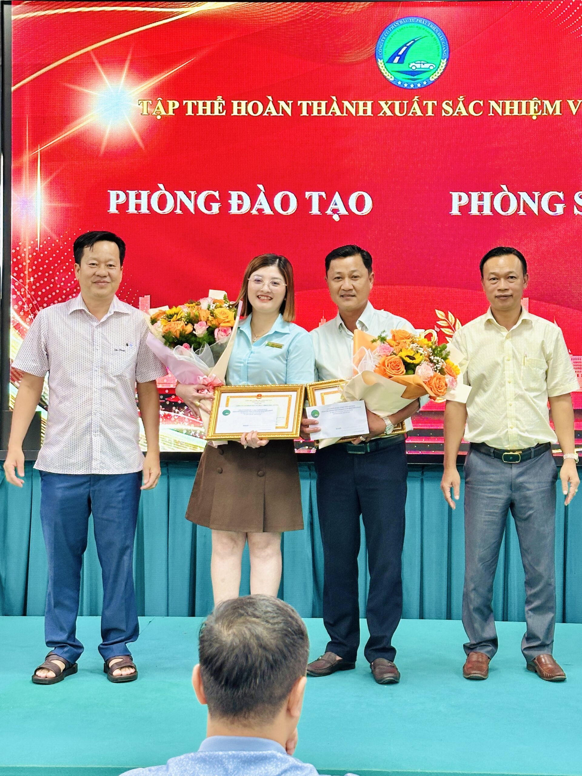 LỄ TỔNG KẾT NĂM 2025 - ĐỊNH HƯỚNG VÀ PHÁT TRIỂN NĂM 2026 3 Hình ảnh khen thưởng tập thể hoàn thành xuất sắc nhiệm vụ năm 2025