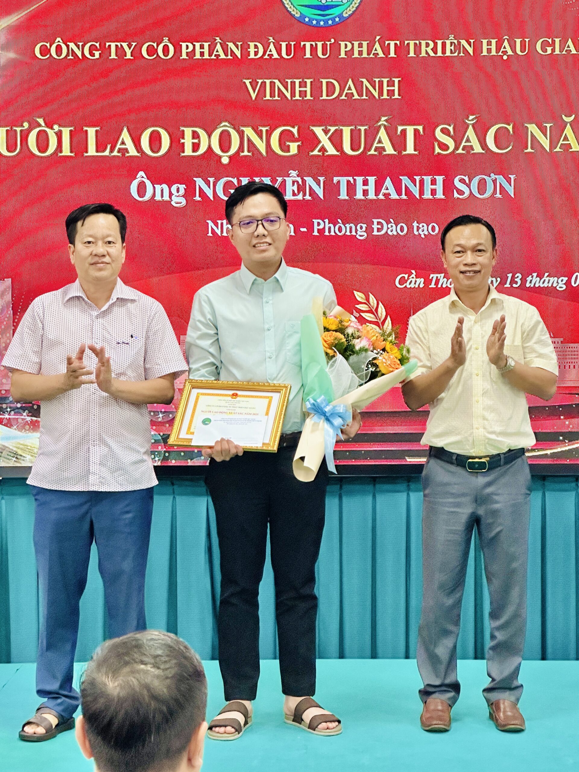 LỄ TỔNG KẾT NĂM 2025 - ĐỊNH HƯỚNG VÀ PHÁT TRIỂN NĂM 2026 4 Hình ảnh khen thưởng Người Lao động xuất sắc nhất năm 2025 - ông Nguyễn Thanh Sơn