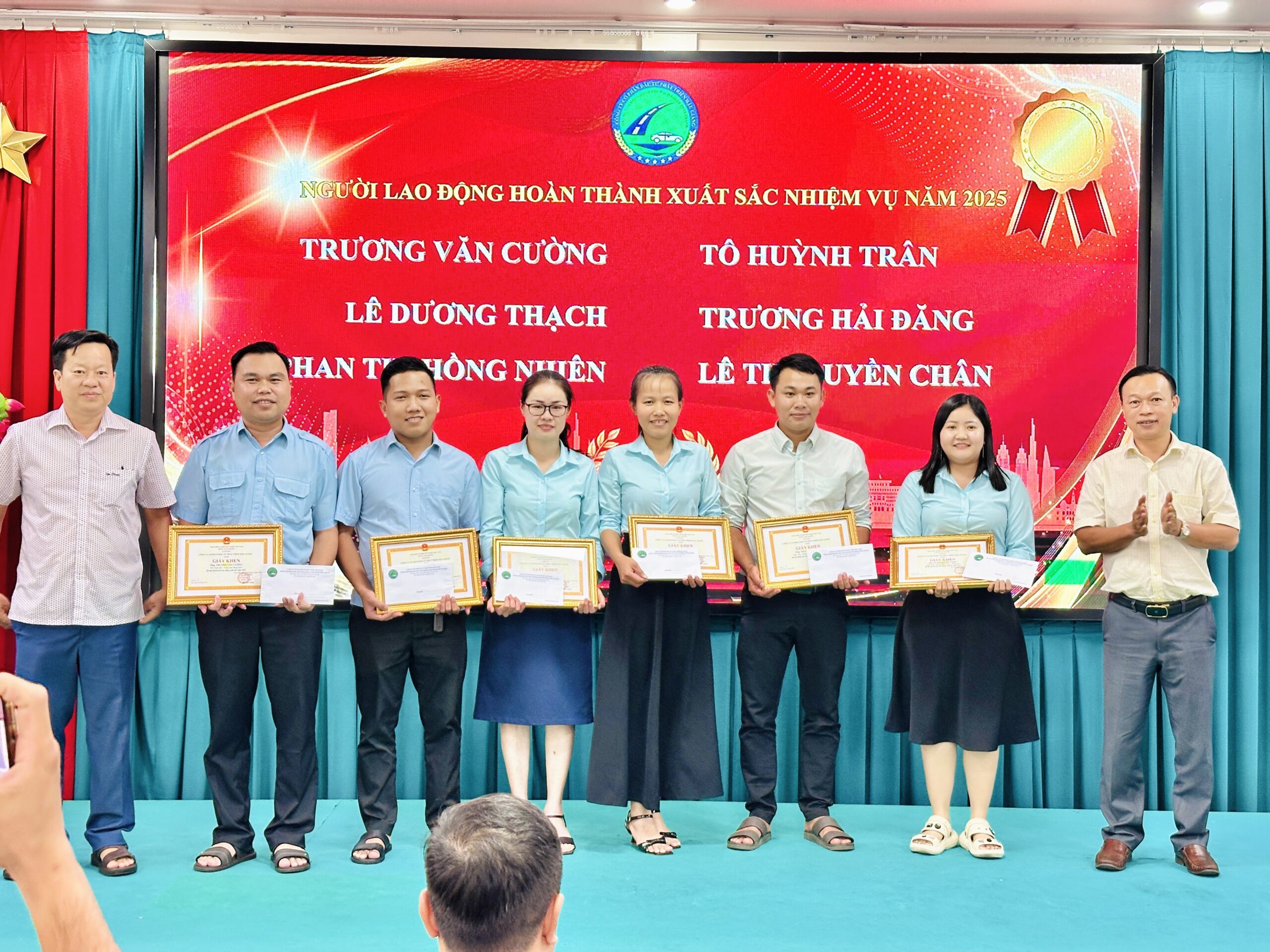 LỄ TỔNG KẾT NĂM 2025 - ĐỊNH HƯỚNG VÀ PHÁT TRIỂN NĂM 2026 5 Hình ảnh khen thưởng người lao động hoàn thành xuất sắc nhiệm vụ năm 2025