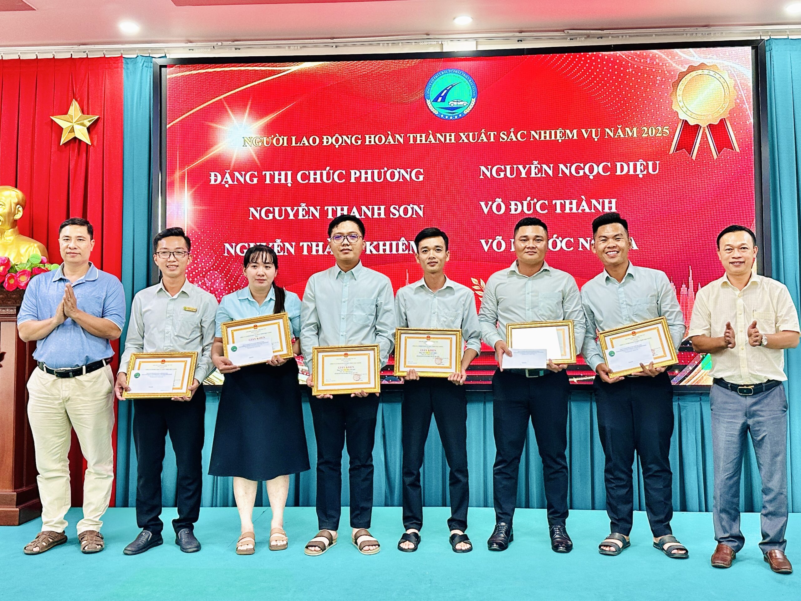 LỄ TỔNG KẾT NĂM 2025 - ĐỊNH HƯỚNG VÀ PHÁT TRIỂN NĂM 2026 6 Hình ảnh khen thưởng người lao động hoàn thành xuất sắc nhiệm vụ năm 2025