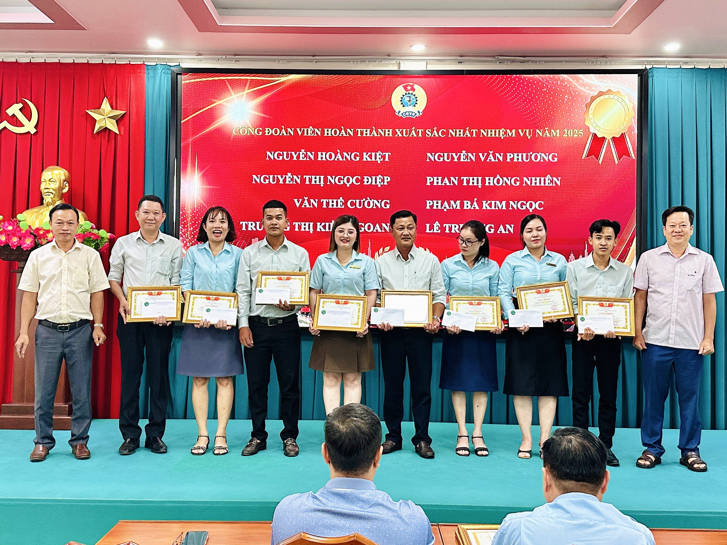 LỄ TỔNG KẾT NĂM 2025 - ĐỊNH HƯỚNG VÀ PHÁT TRIỂN NĂM 2026 7 Hình ảnh khen thưởng các công đoàn viên hoàn thành xuất sắc nhiệm vụ năm 2025