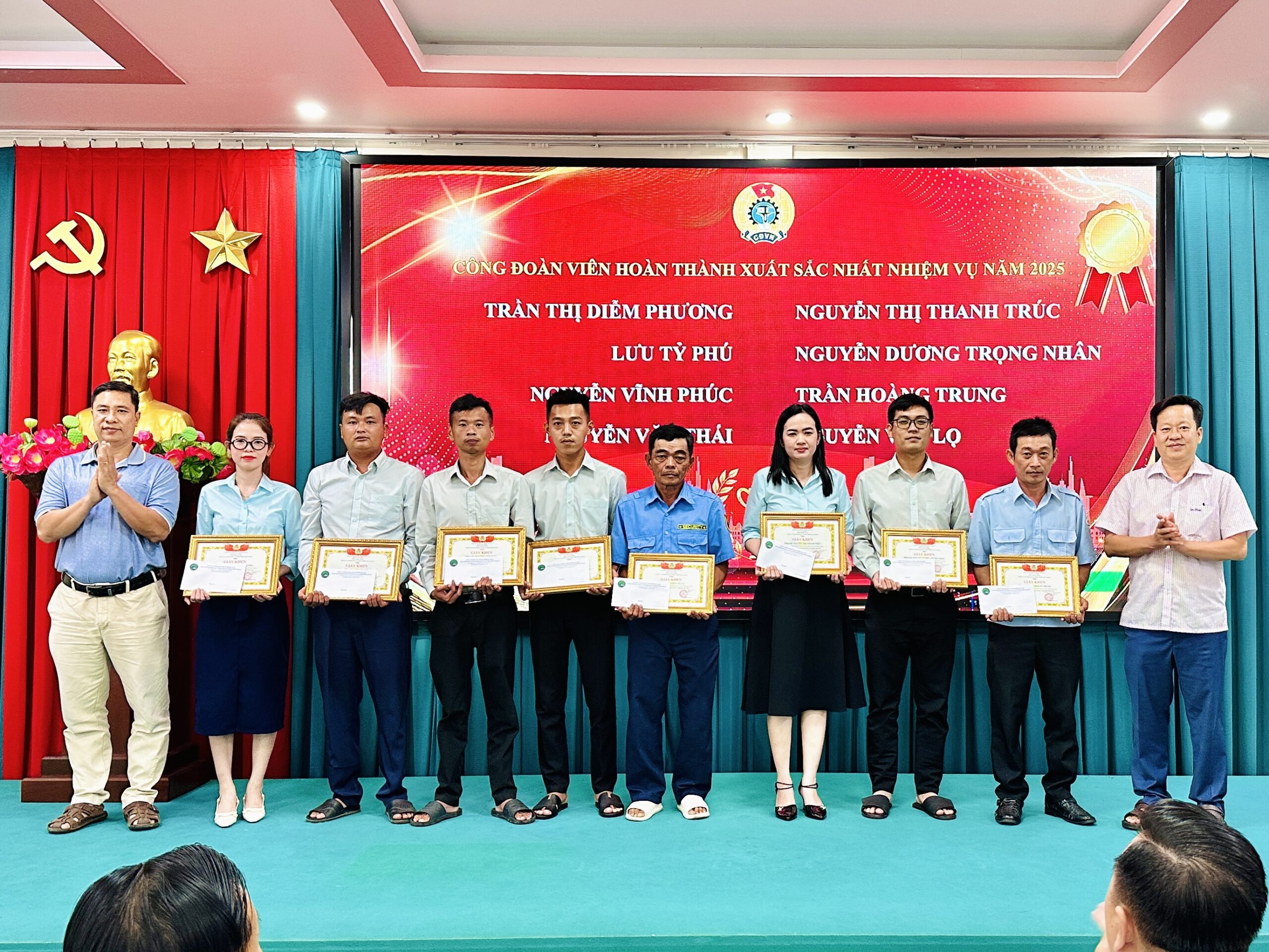 LỄ TỔNG KẾT NĂM 2025 - ĐỊNH HƯỚNG VÀ PHÁT TRIỂN NĂM 2026 8 Hình ảnh khen thưởng các công đoàn viên hoàn thành xuất sắc nhiệm vụ năm 2025