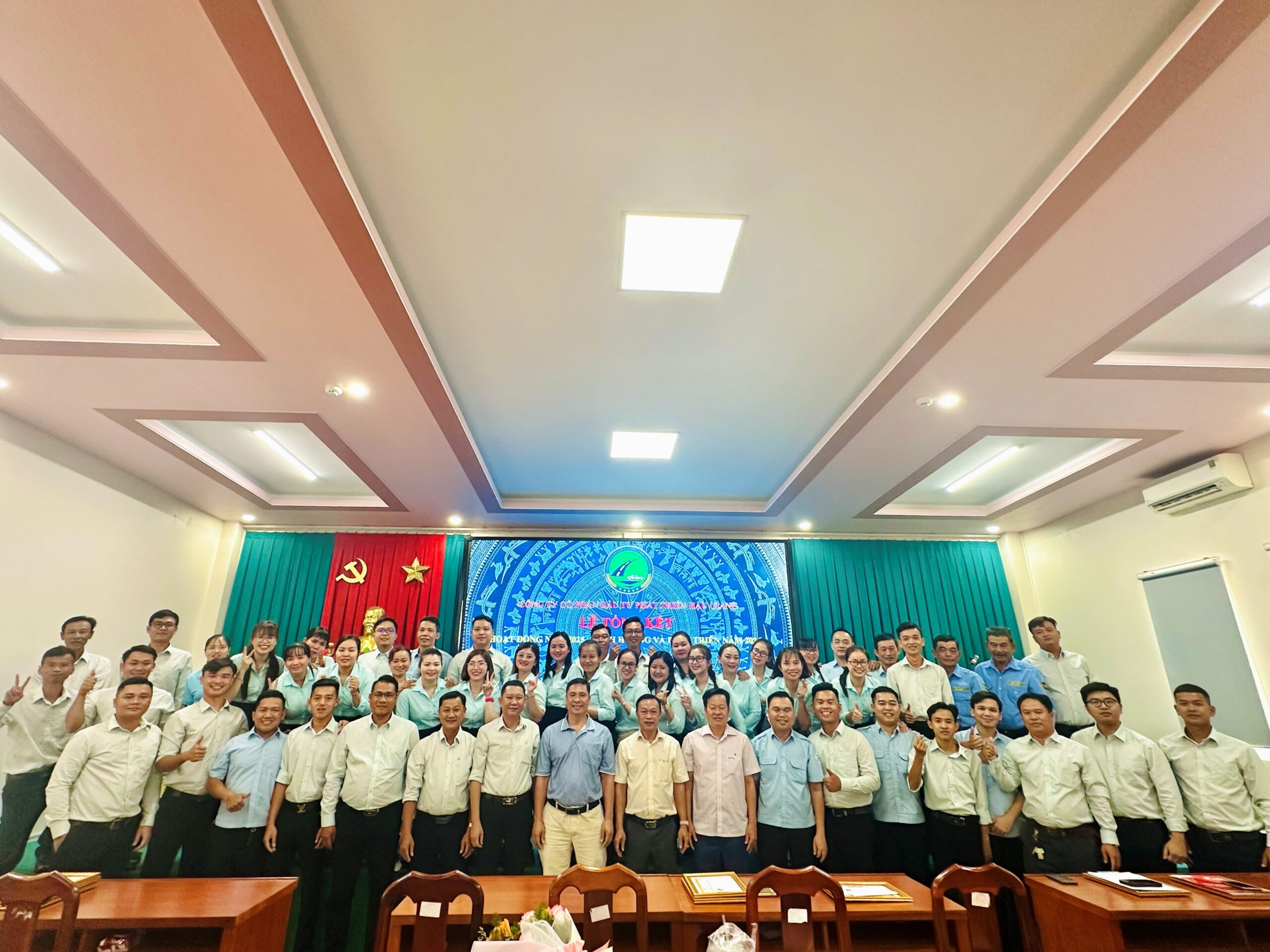 LỄ TỔNG KẾT NĂM 2025 - ĐỊNH HƯỚNG VÀ PHÁT TRIỂN NĂM 2026 9 Hình ảnh tập thể cá bộ nhân viên Trung tâm đào tạo và sát hạch lái xe Thành phố Vị Thanh