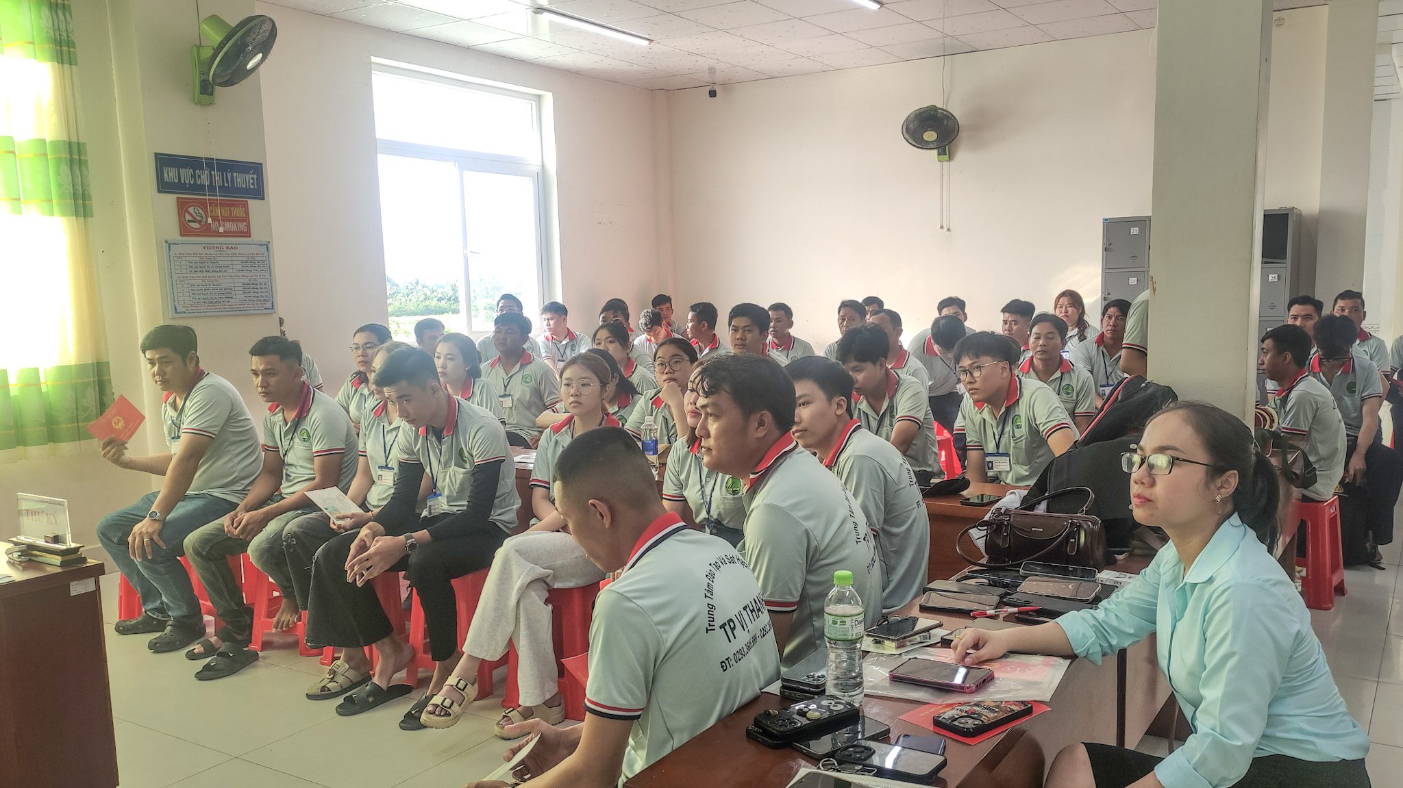 Hình ảnh học viên tập trung tại phần thi lý thuyết và mô phỏng