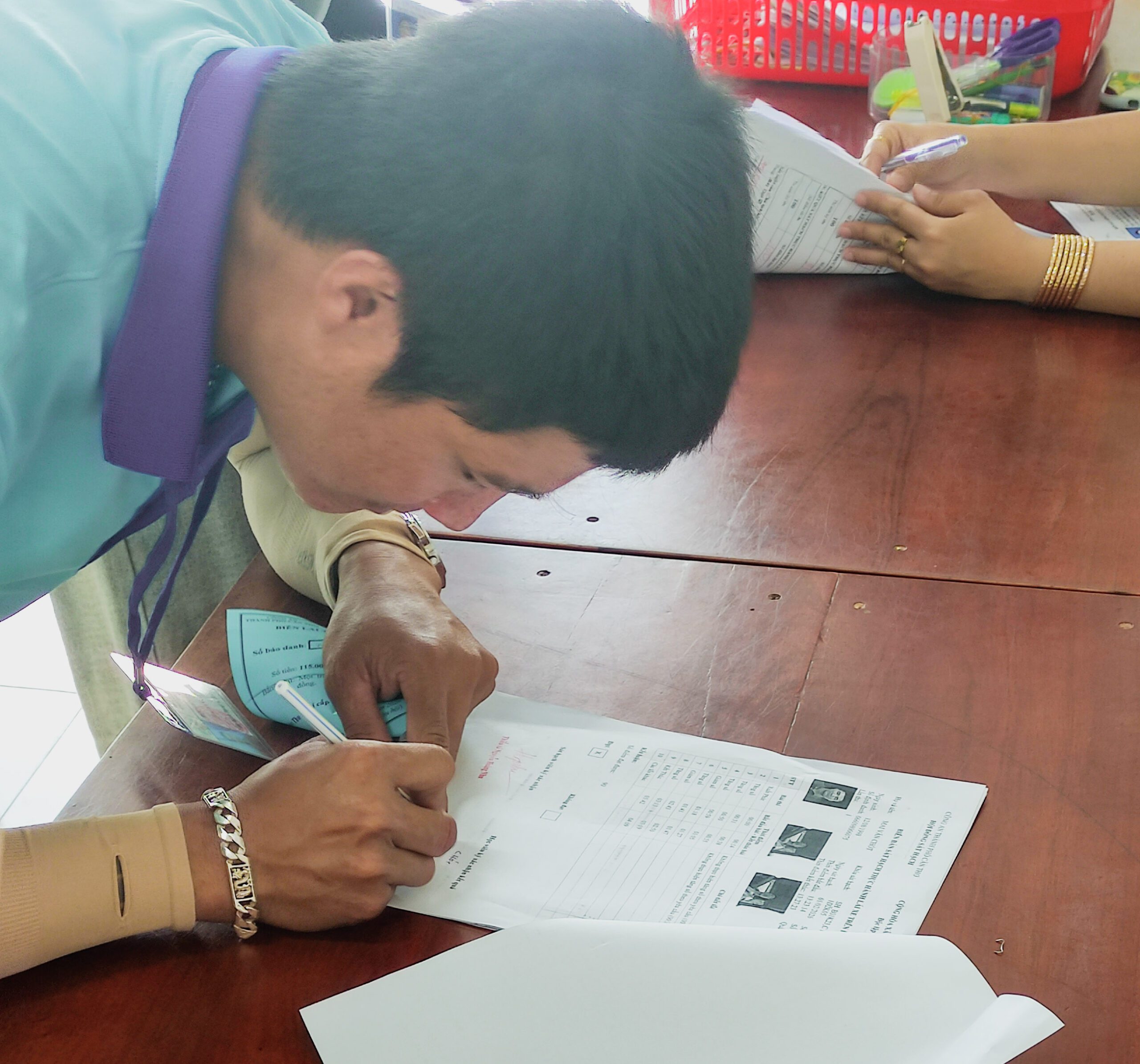 Hình ảnh học viên kí xác nhận hoàn thành lệ phí cấp GPLX sau khi hoàn thành các phần thi