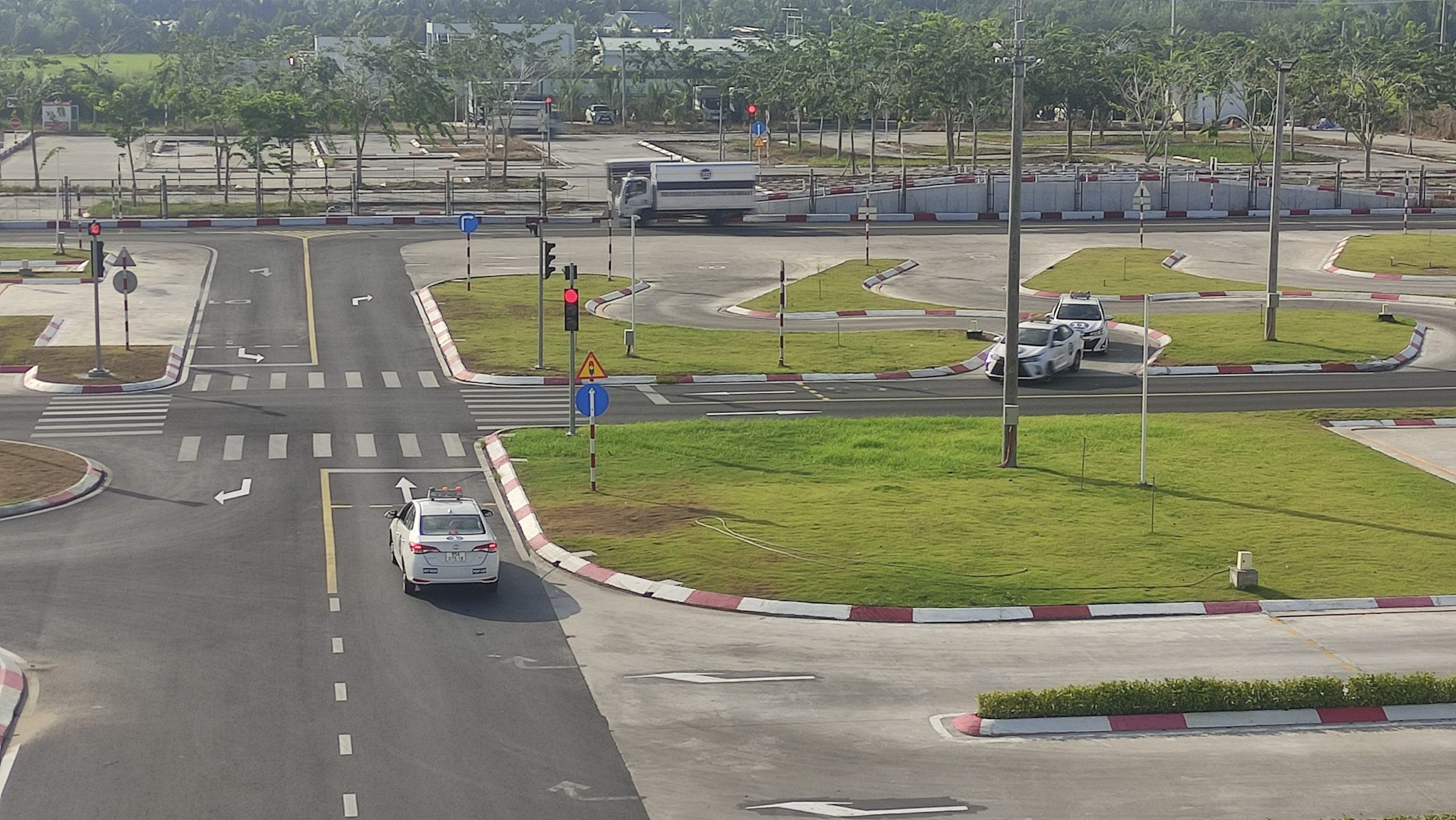 Hình ảnh xe trong sân thi sát hạch Trung tâm đào tạo và sát hạch lái xe thành phố Vị Thanh