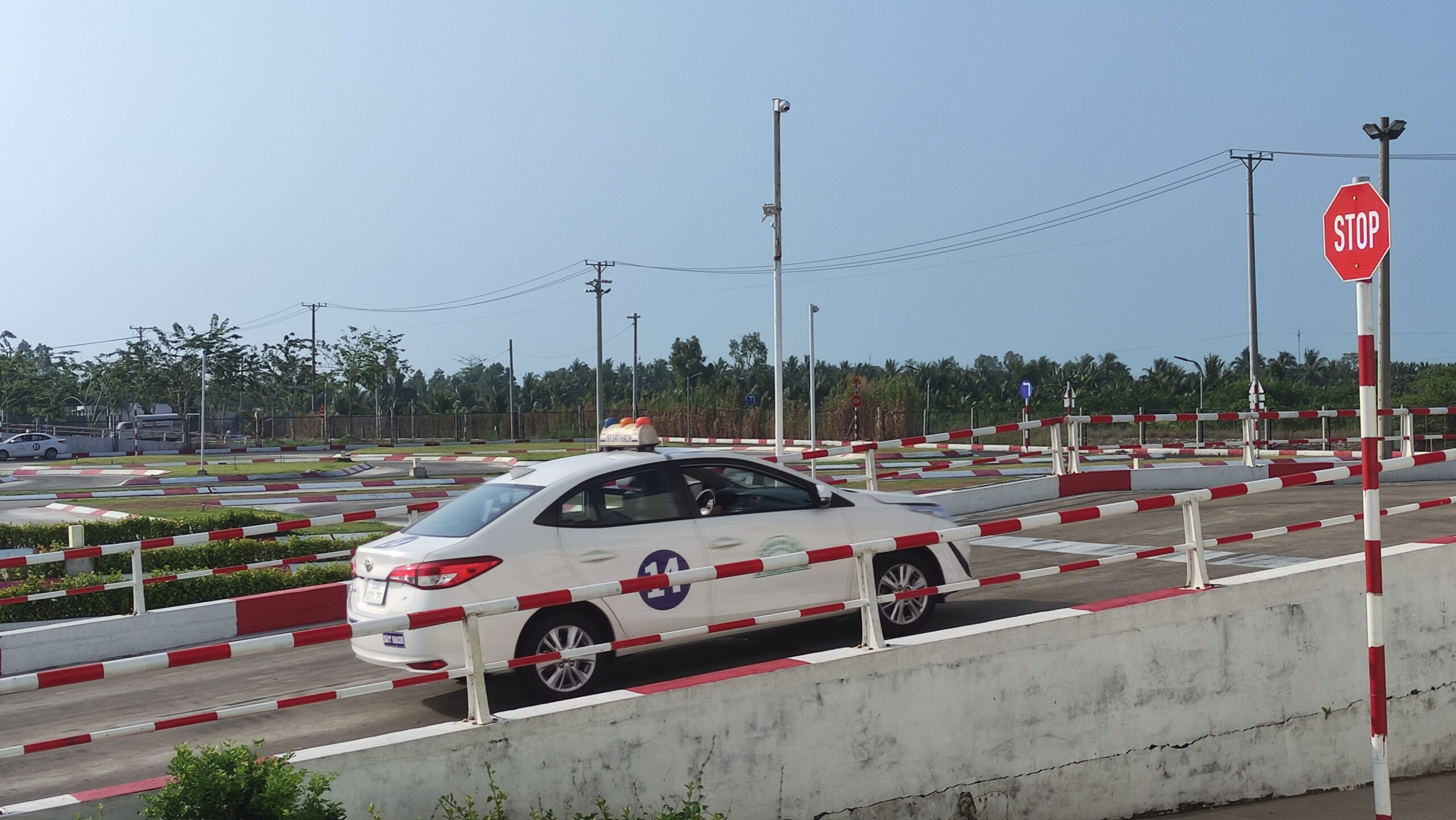 Hình ảnh học viên thực hiện bài thi trong sân 