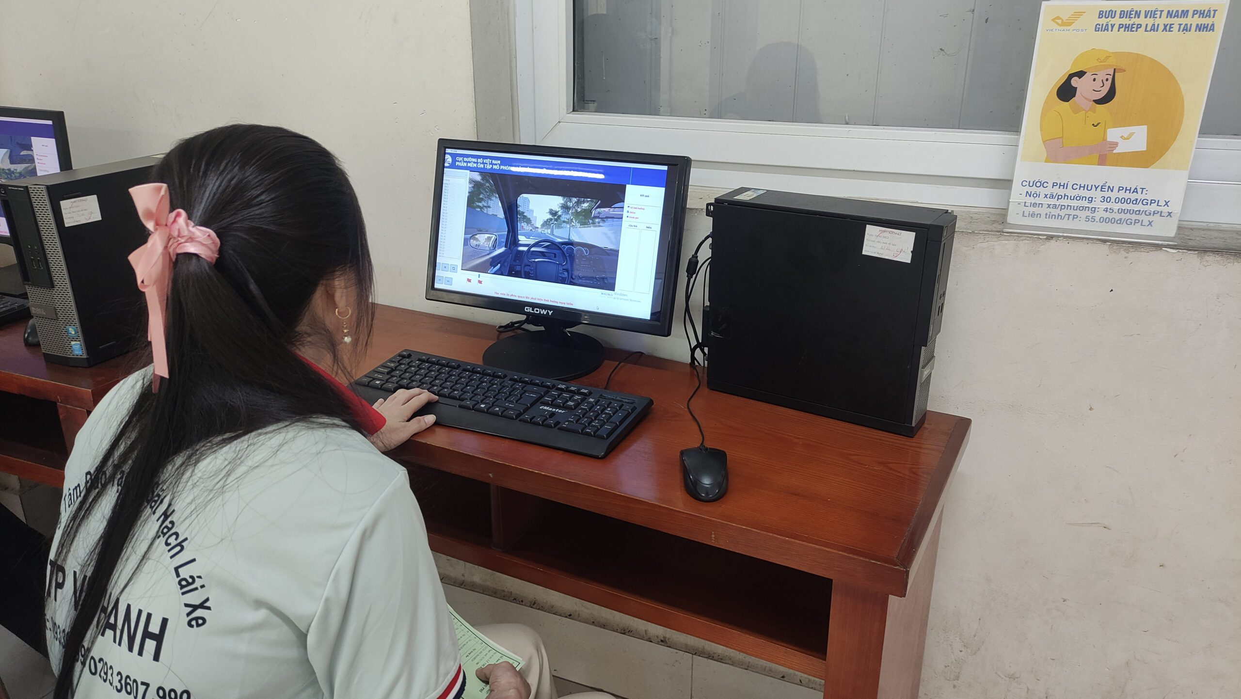 Hình ảnh học viên tranh thủ ôn tập lại kiến thức trước giờ thi