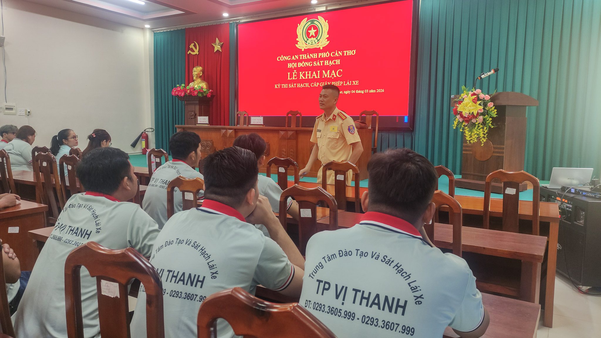 Hình ảnh sát hạch viên phổ biến quy chế và các lưu ý trong các phần thi