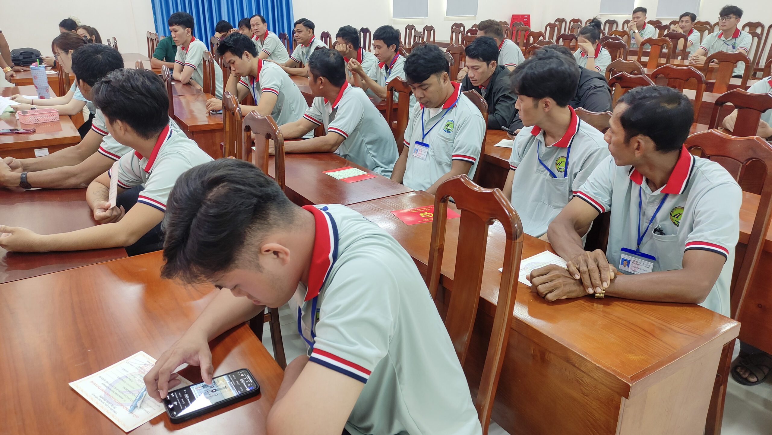 Hình ảnh học viên tập trung tại hội trường Trung tâm đào tạo và sát hạch lái xe thành phố Vị Thanh