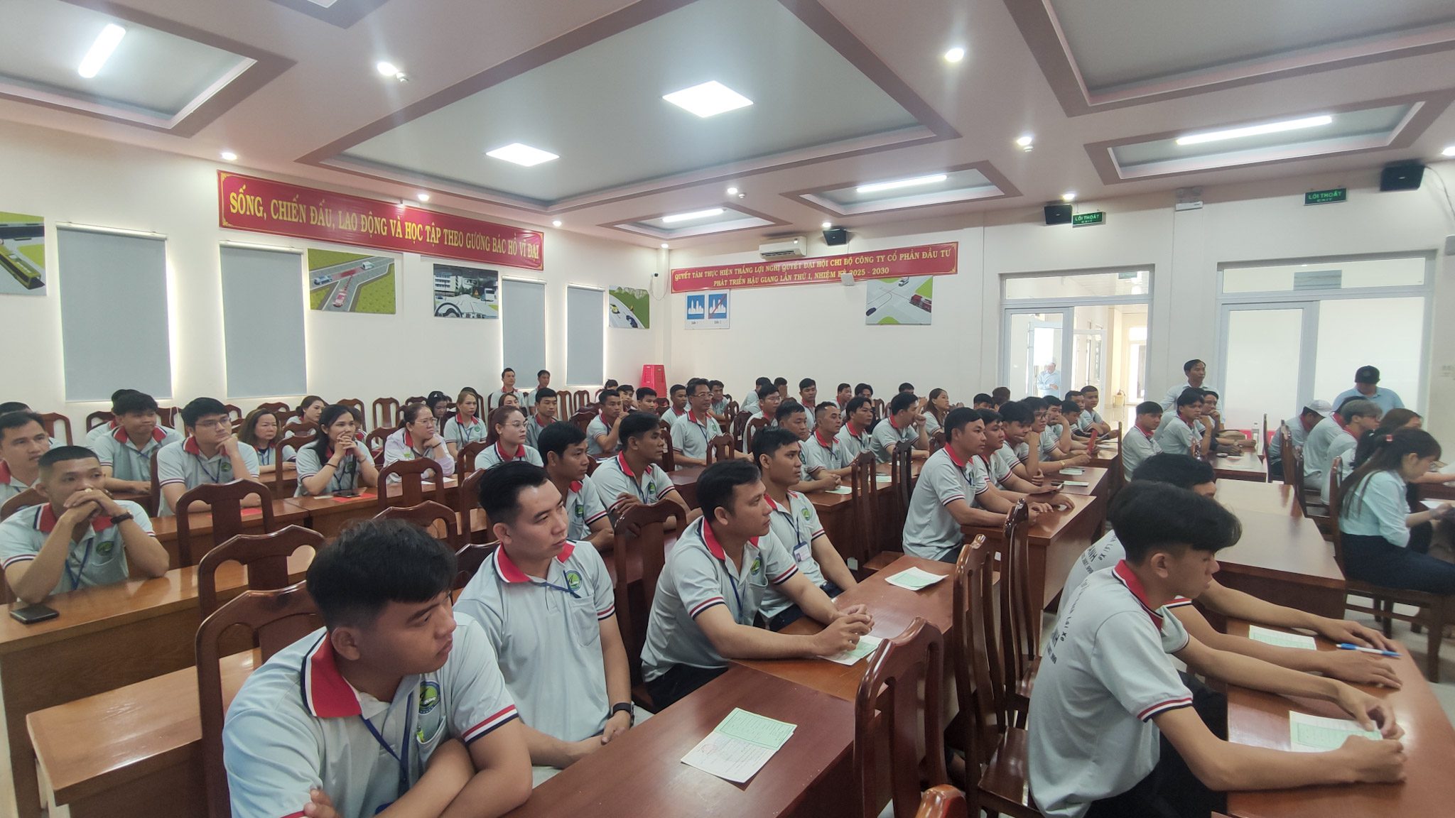 Hình ảnh học viên tại hội trường Trung tâm đào tạo và sát hạch lái xe thành phố Vị Thanh