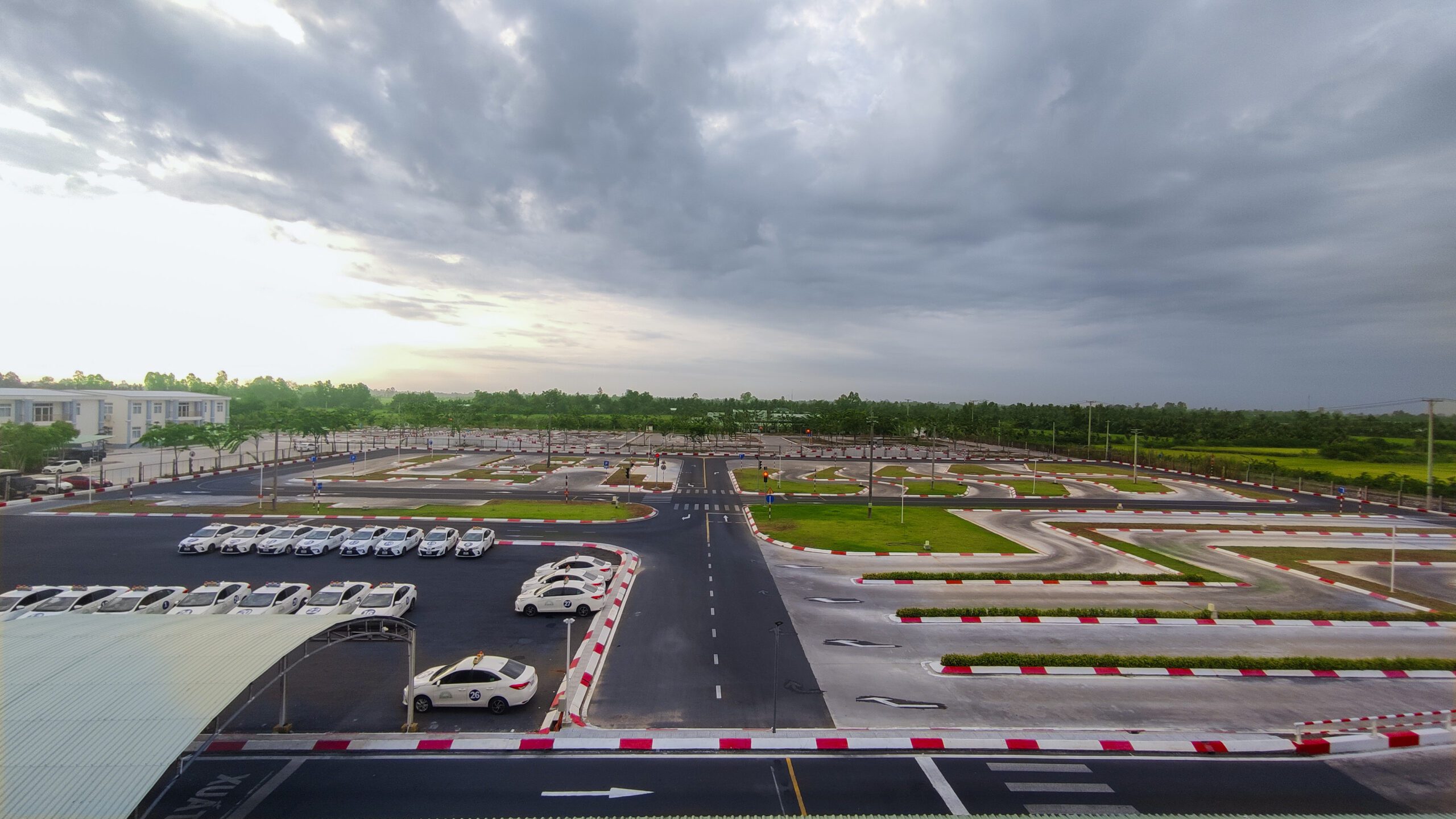 Hình ảnh sân sát hạch sáng sớm tại Trung tâm đào tạo và sát hạch lái xe thành phố Vị Thanh